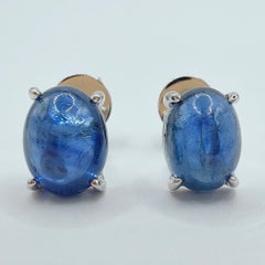 Passende 4,67 Karat 8x6mm Cabochon-Ohrstecker mit blauem Saphir in 18K Weißgold