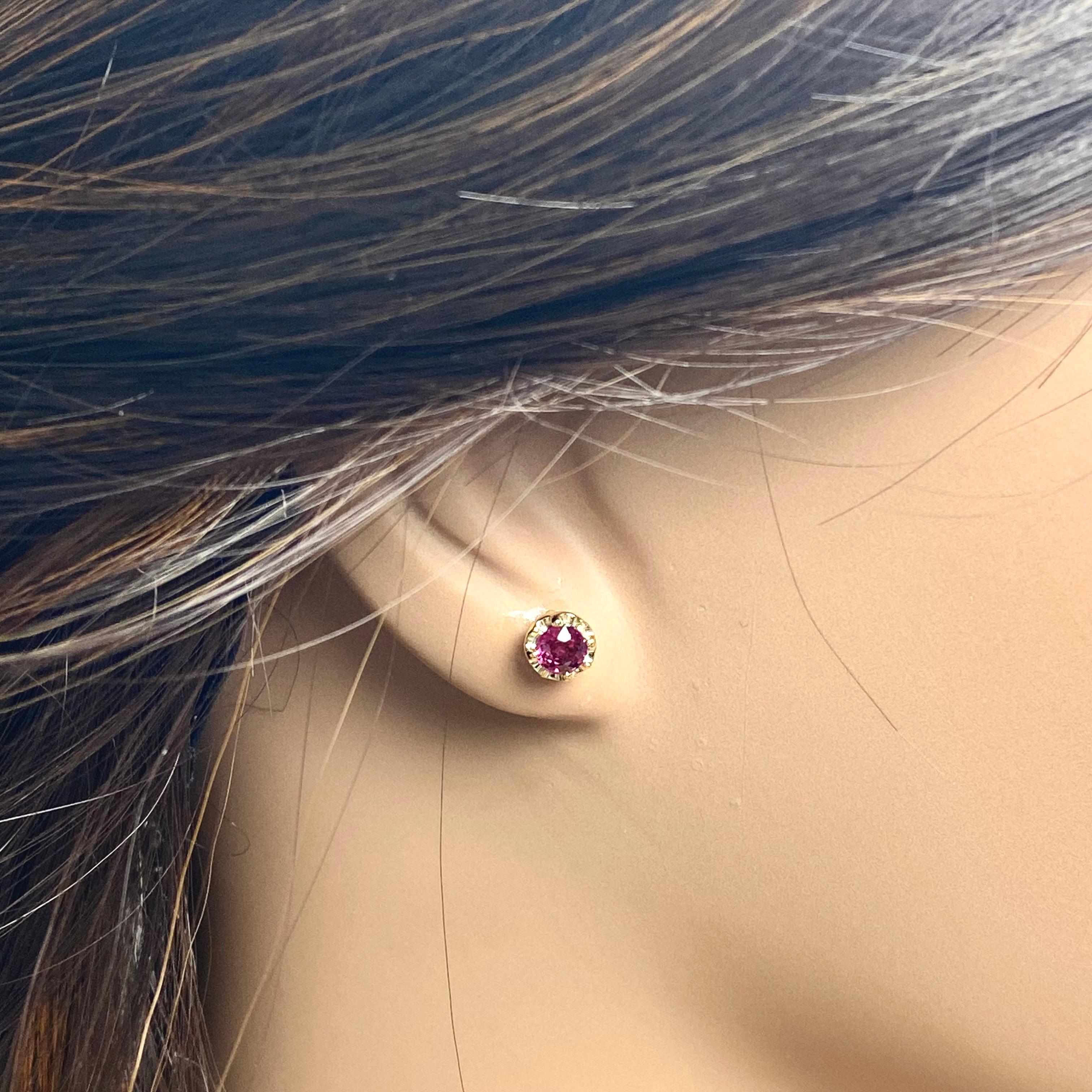 Clous d'oreilles festonnés en or de Birmanie pesant 0,60 carat et 0,23 pouce Unisexe en vente