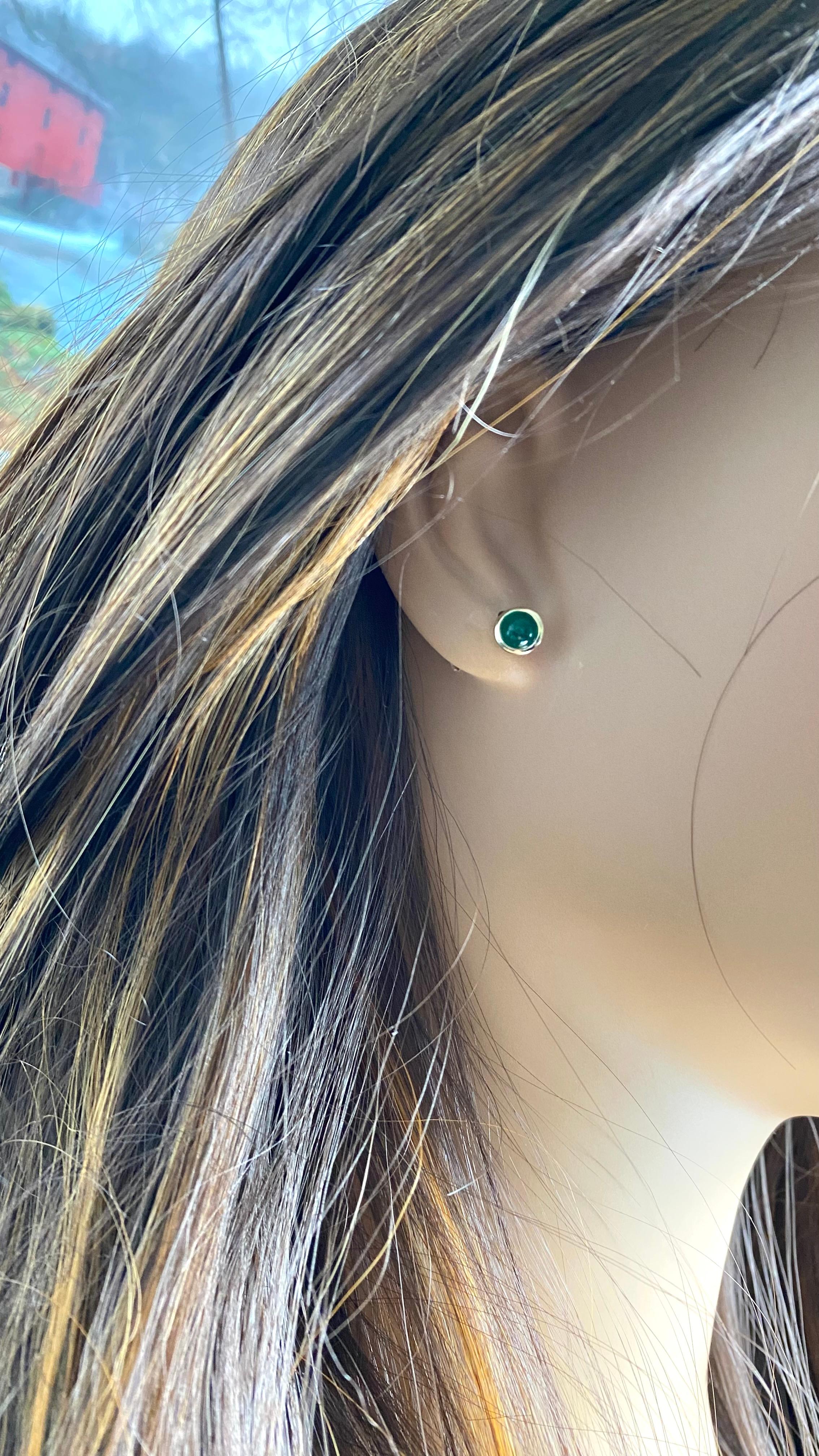 Matched Cabochon Emerald 1.15 Carat Bezel Set Yellow Gold 0.25 Inch Earrings In New Condition In New York, NY