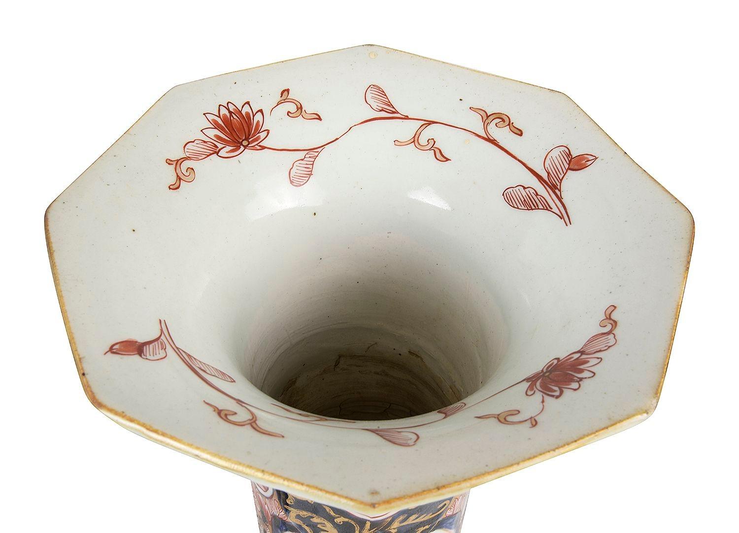 Paire de vases / lampes en porcelaine d'Arita Imari du 18e siècle. Chacun d'entre eux présente un magnifique fond bleu et rouge, un motif classique et un décor de feuillage en volutes, ainsi que des panneaux peints à la main représentant des oiseaux