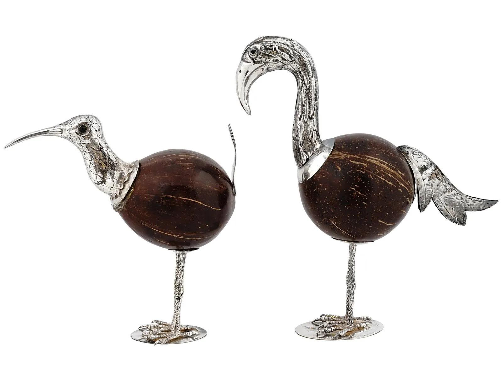 Dieses Paar antiker (spätes 19. bis frühes 20. Jahrhundert) Vogelfiguren ist aus Kokosnüssen mit silbernen Beinen, Hals/Kopf und Schwänzen gefertigt. Höhen: 11 7/8 und 9/18 Zoll. Der linke ist ein Kiwi und der andere eine exotische Art wie ein