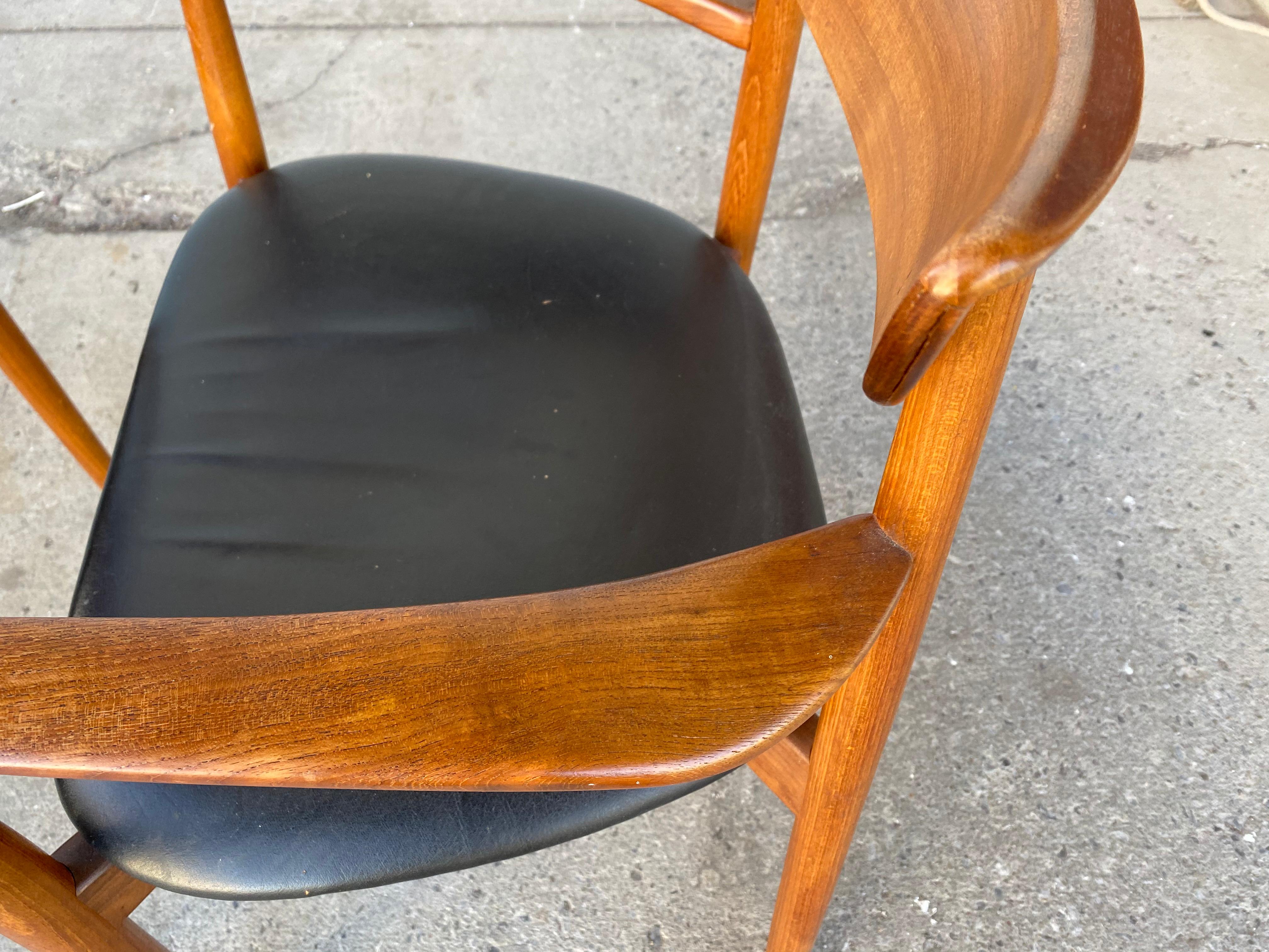 Cuir Paire de fauteuils assortis par Harry stergaard, Danemark, début des années 1960 en vente