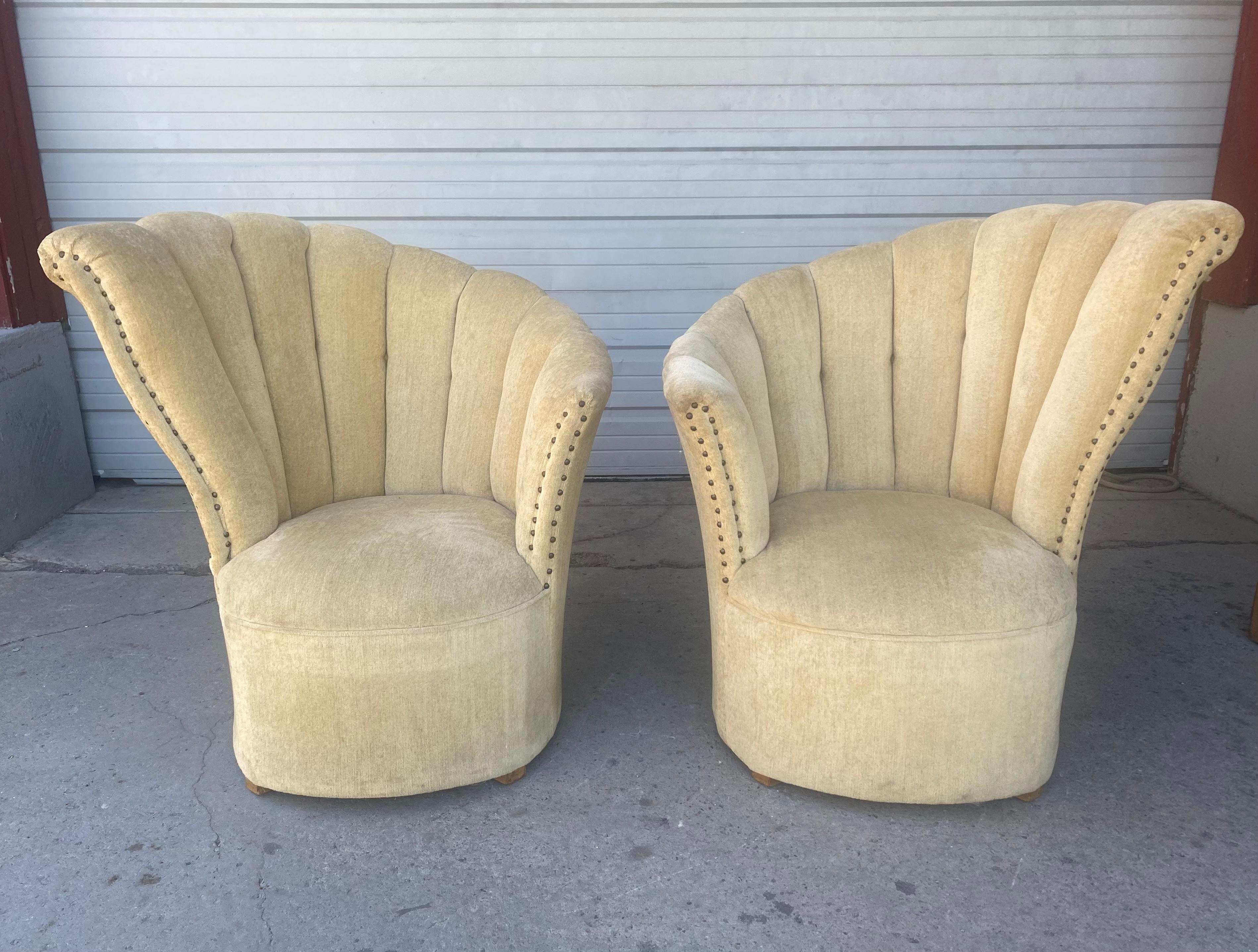 Américain Paire assortie de chaises longues asymétriques Art Déco, Grosfeld House, mohair crème en vente