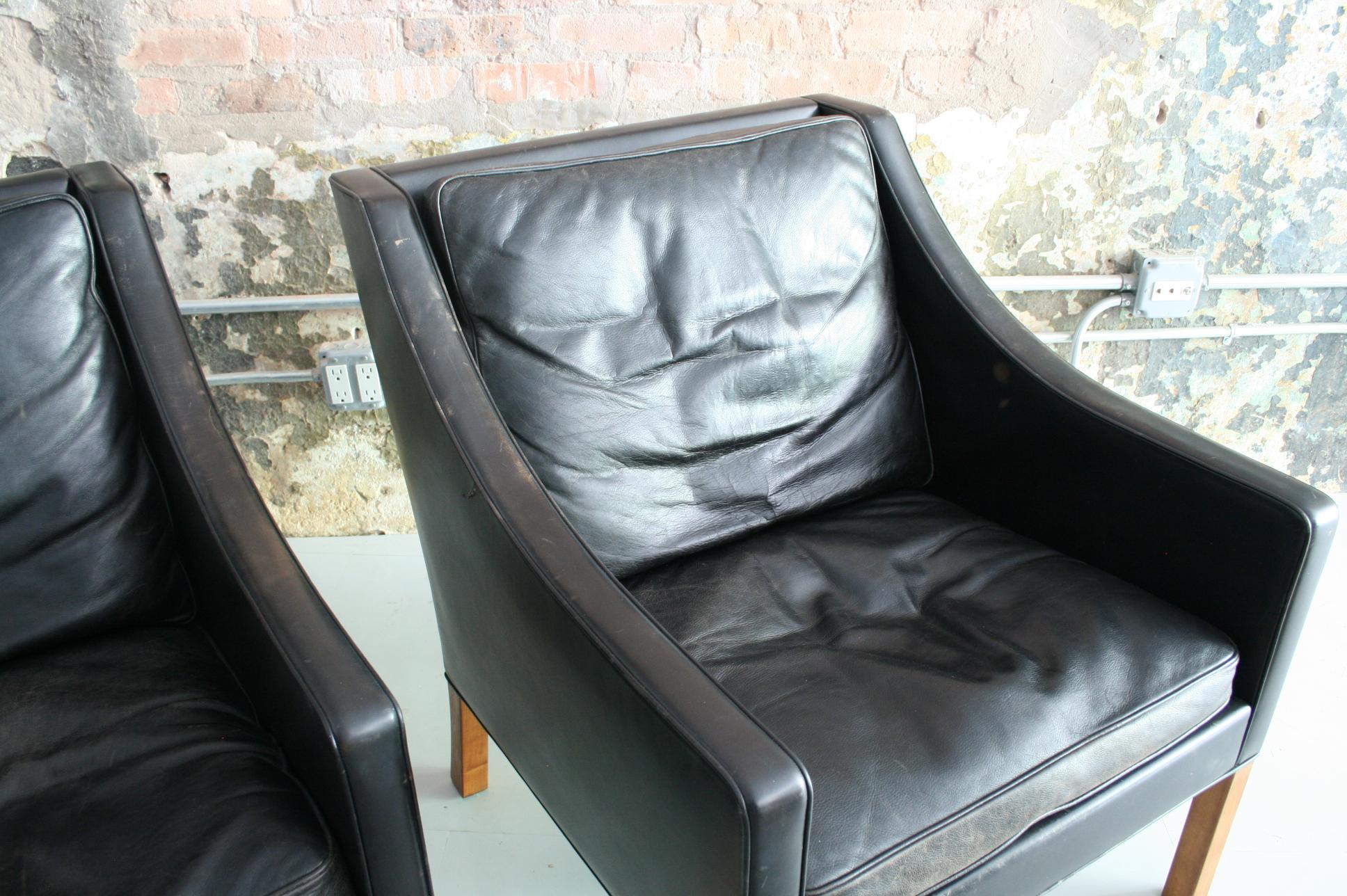 Matched Pair of Børge Mogensen Model #2207 Leather Lounge Chairs In Good Condition In Chicago, IL
