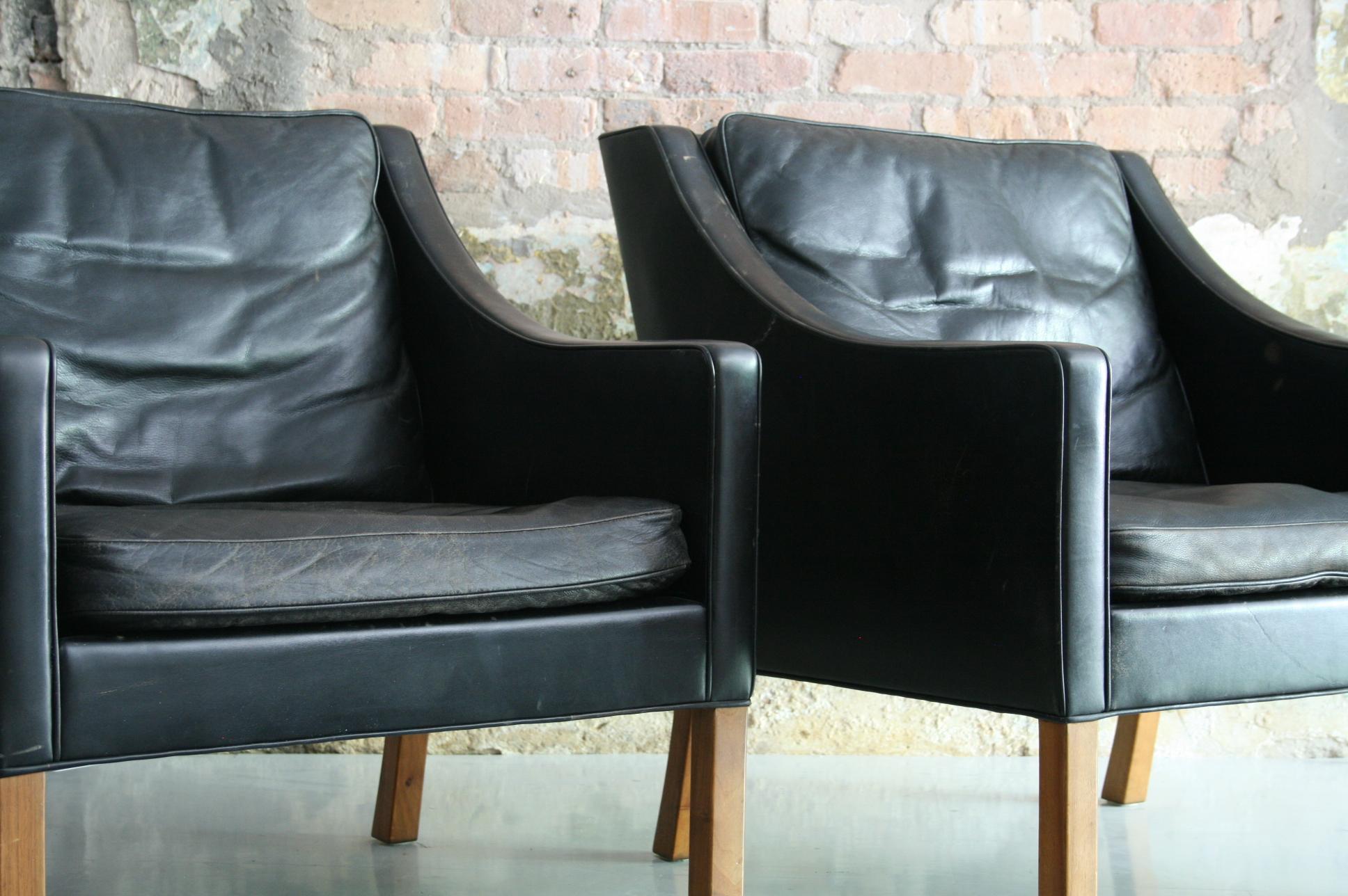 Matched Pair of Børge Mogensen Model #2207 Leather Lounge Chairs 3