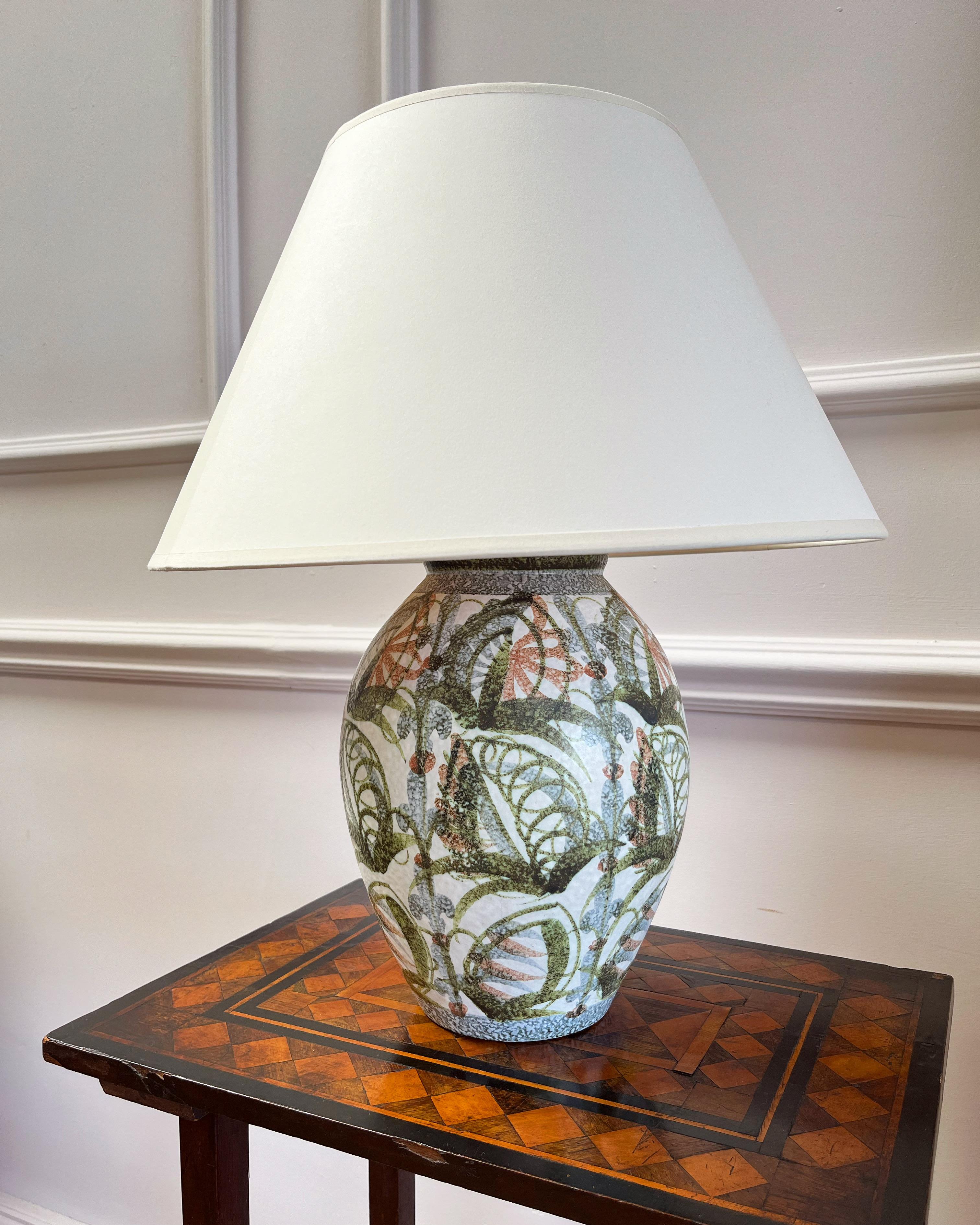 Paire de lampes en poterie d'art britannique, décorées de larges coups de pinceau de feuillages répétés sur un corps ovale.

Britannique, milieu et fin du vingtième siècle.

Sur demande, ils peuvent être câblés pour des raccords américains. 

H 31 x