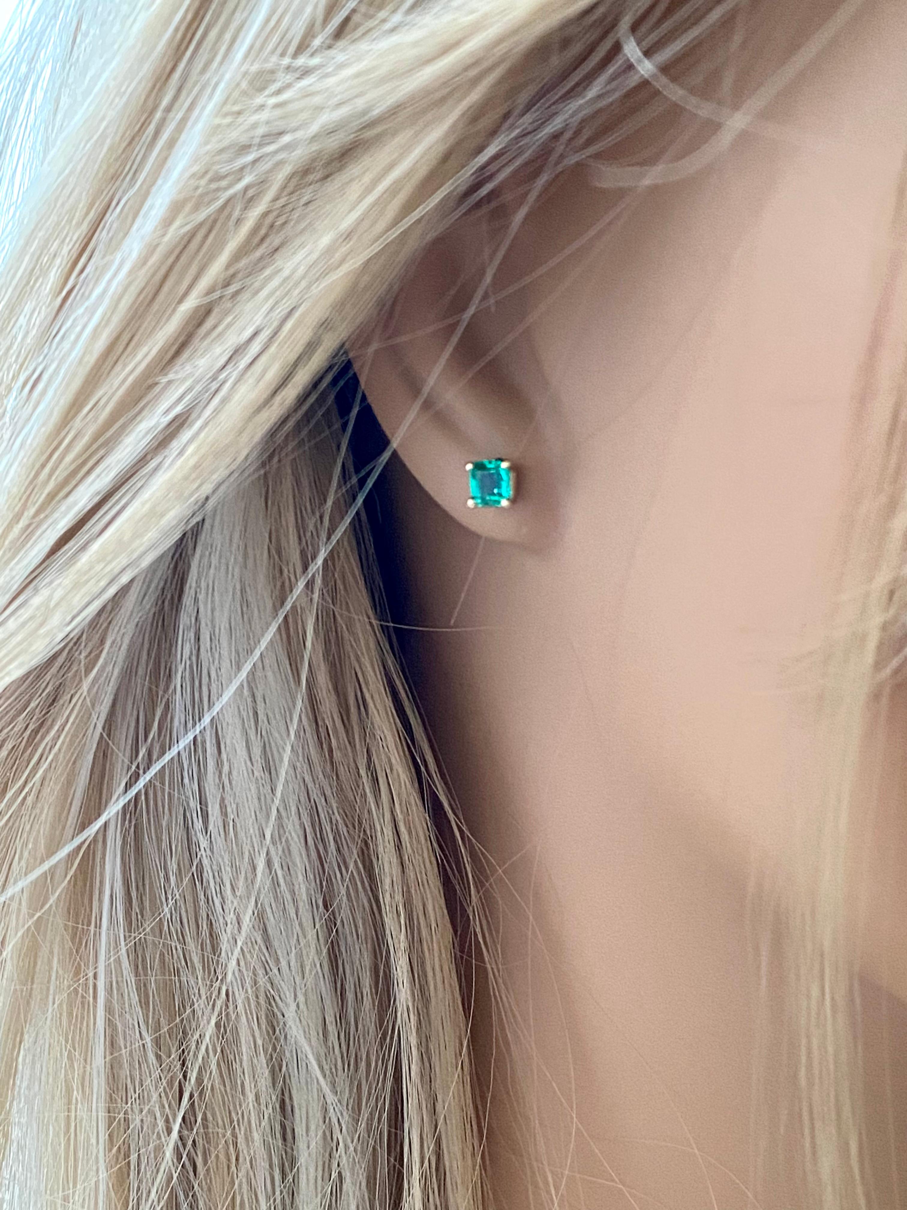 Matched Pair Emeralds 0.65 Carat 14 Karat Yellow Gold 0.20 Inch Stud Earrings  In New Condition For Sale In New York, NY