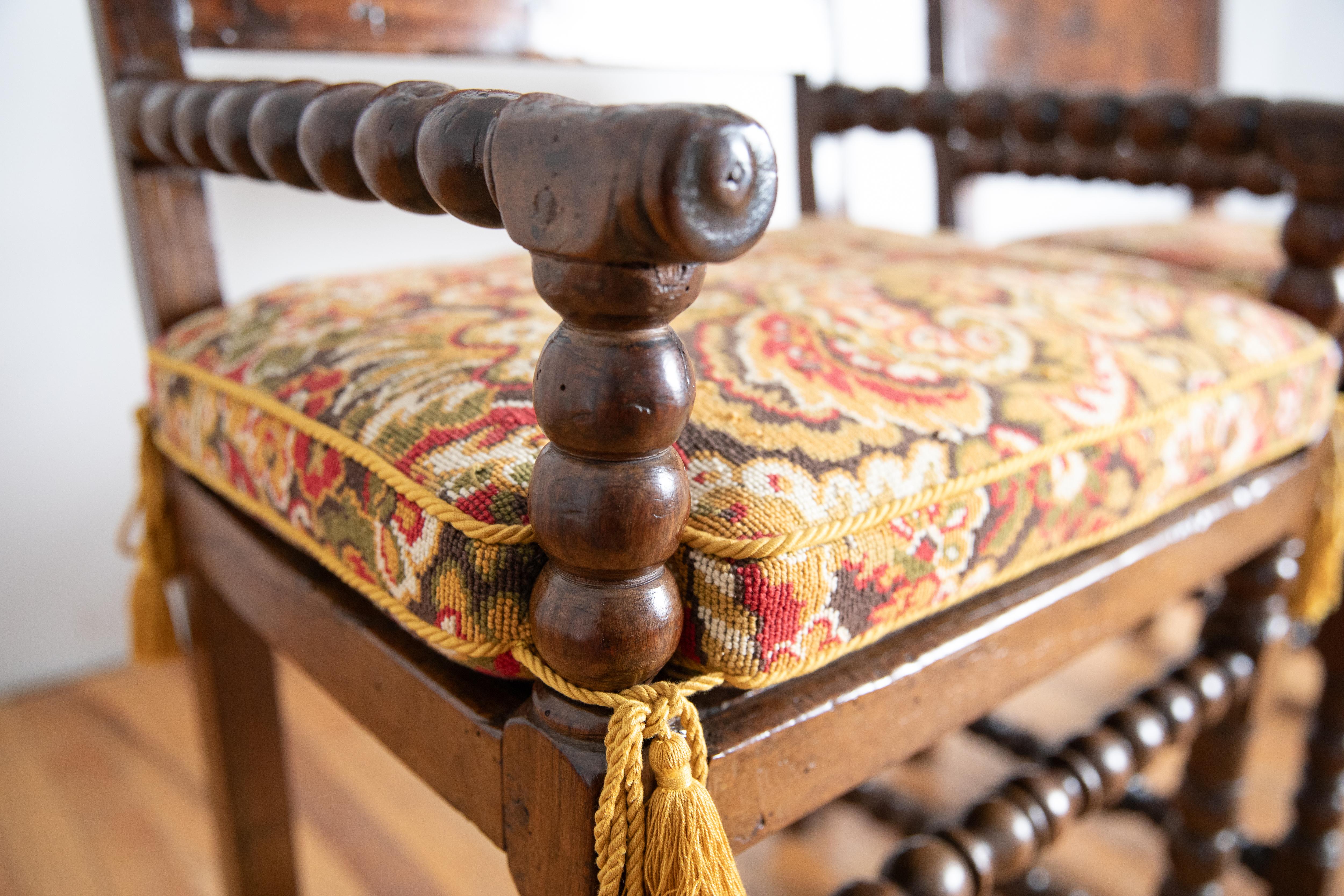 Coppia di poltrone da ingresso in noce francesi del periodo Luigi XIV, inizio XVIII secolo. in vendita 1