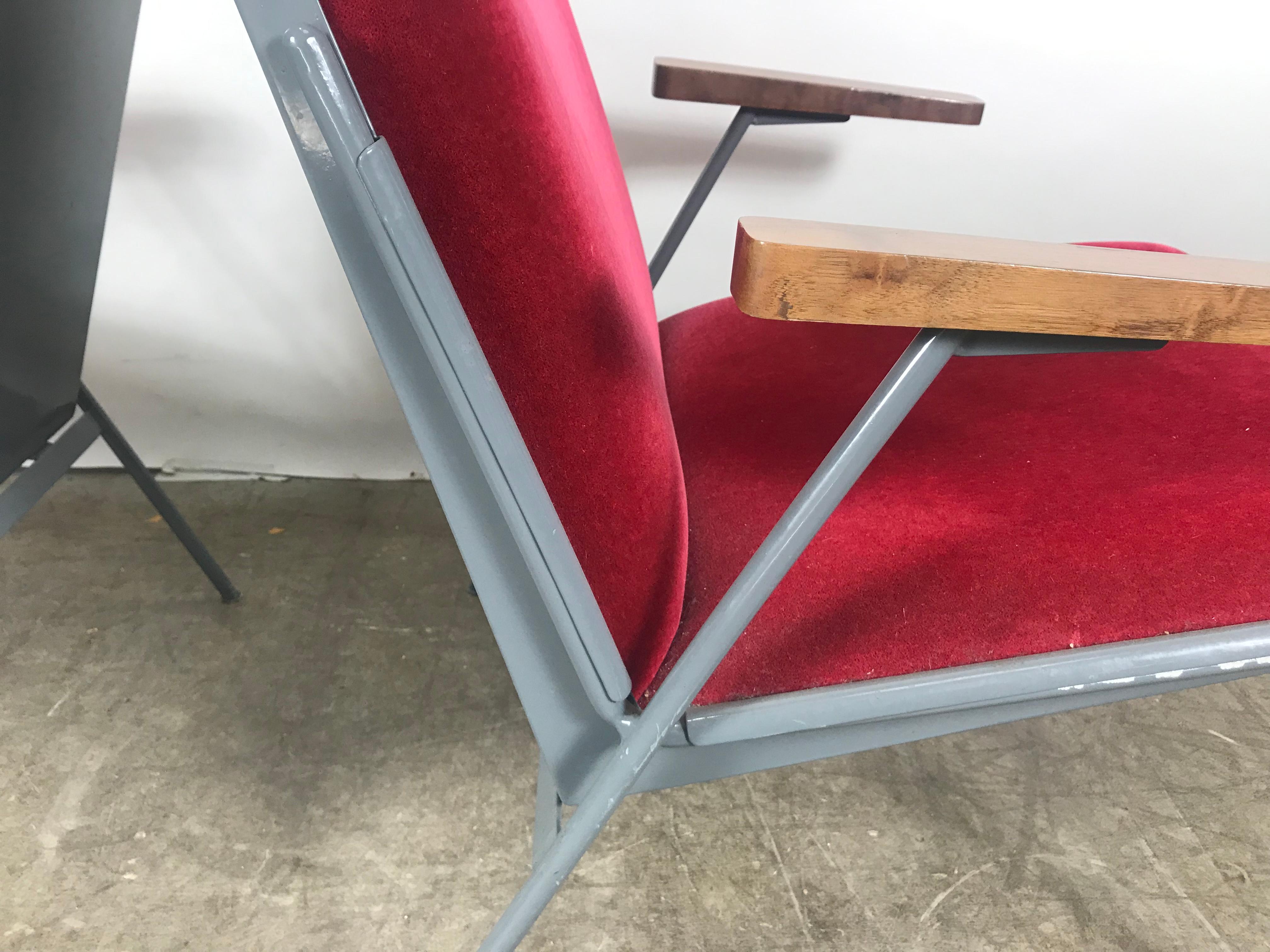 Coppia di sedie da salotto francesi moderniste in mohair rosso in stile Jean Prouve in vendita 1