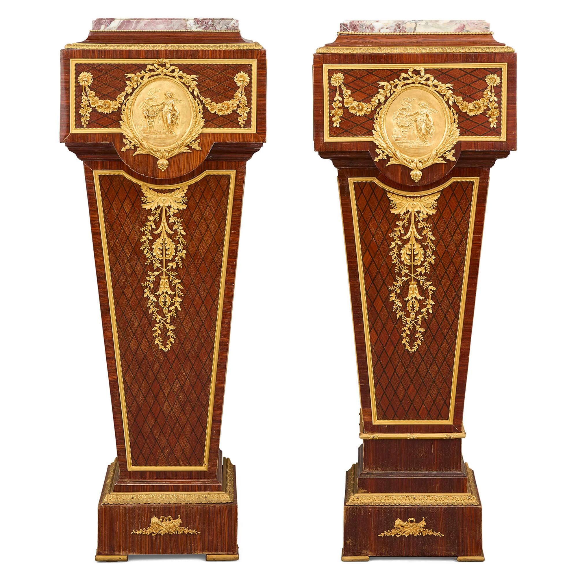 Coppia di piedistalli francesi con piedistallo Ormolu e intarsi in marmo 
Francese, inizio XX secolo 
Altezza 115cm, larghezza 40/42cm, profondità 31/33cm

Questa elegante coppia di piedistalli dell'inizio del XX secolo è disegnata nel raffinato