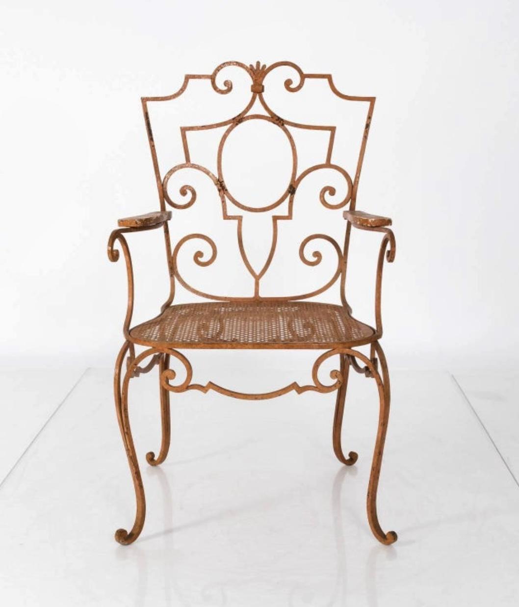 Stupefacente  Coppia di sedie francesi in ferro Jean-Charles Moreux ,, Design sorprendente,, Ottimo colore e patina... braccioli rovinati dalle intemperie. Estremamente comodo, disponibile per la consegna a mano a New York City o in qualsiasi altro