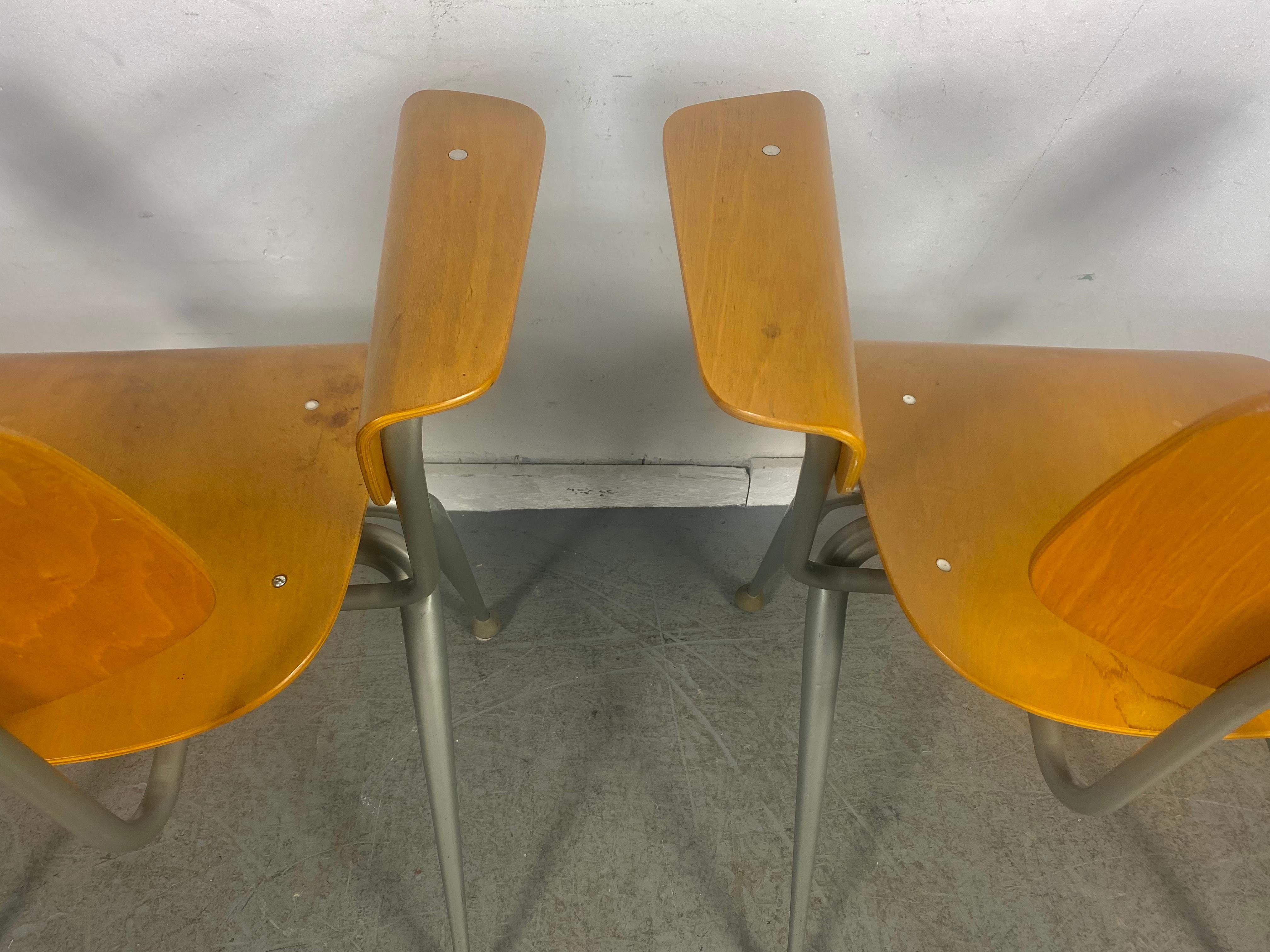 Mid-Century Modern Paire de fauteuils modernistes en contreplaqué de style Jean Prouve par Brunswick en vente