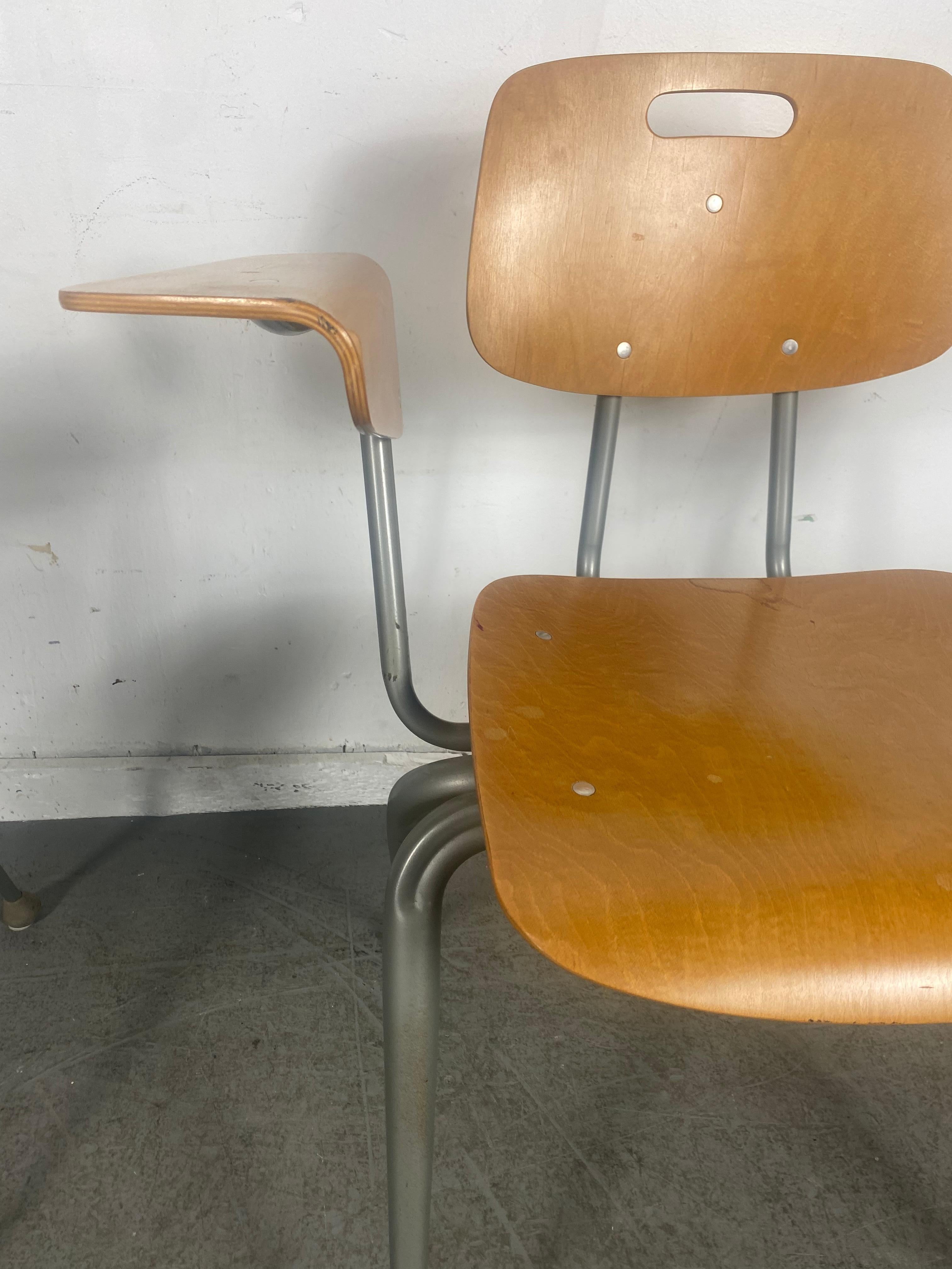 Paire de fauteuils modernistes en contreplaqué de style Jean Prouve par Brunswick Bon état - En vente à Buffalo, NY