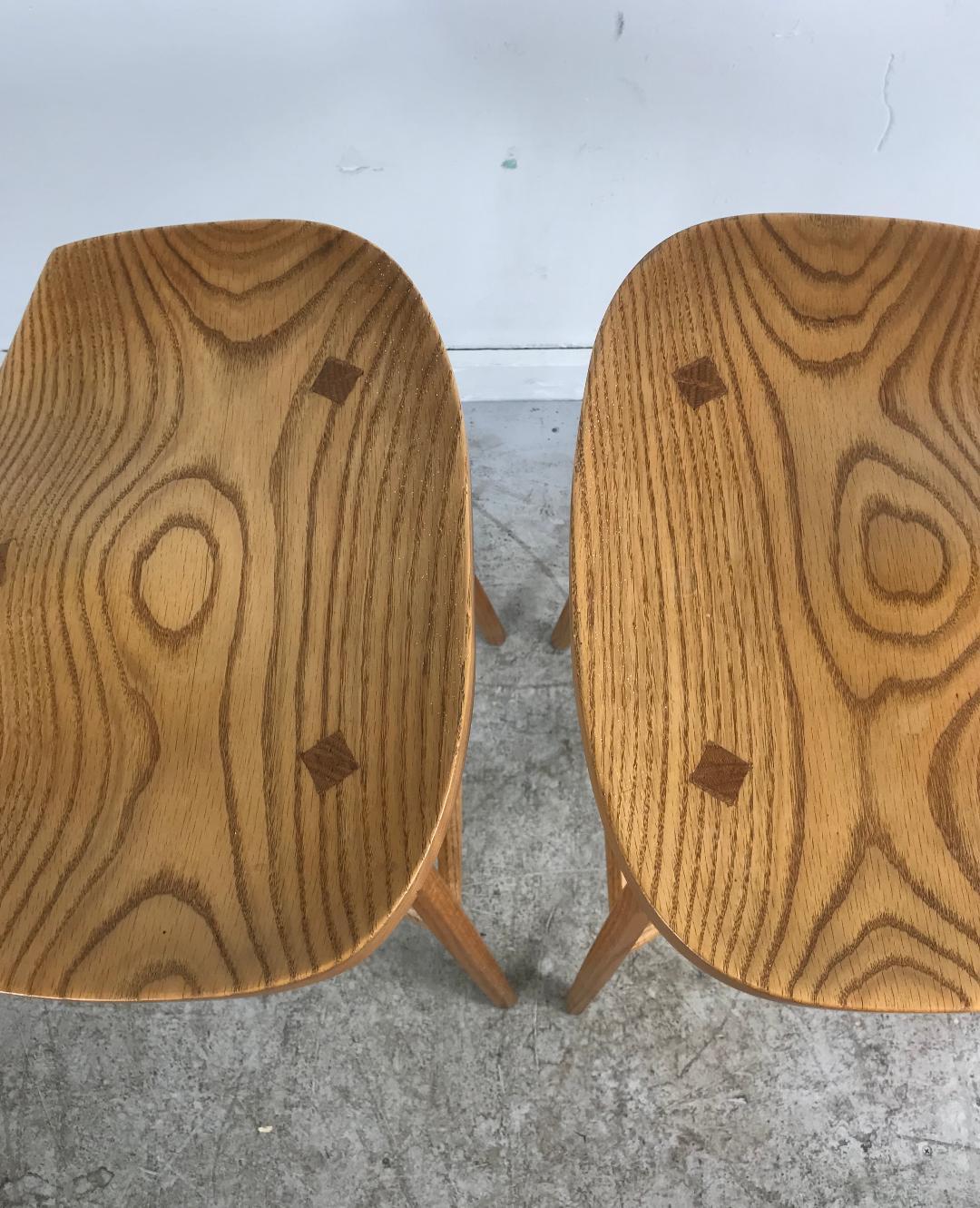 Fin du 20e siècle Paire de tabourets modernistes assortis, fabriqués sur banc, Rochester Folk Art Guild en vente