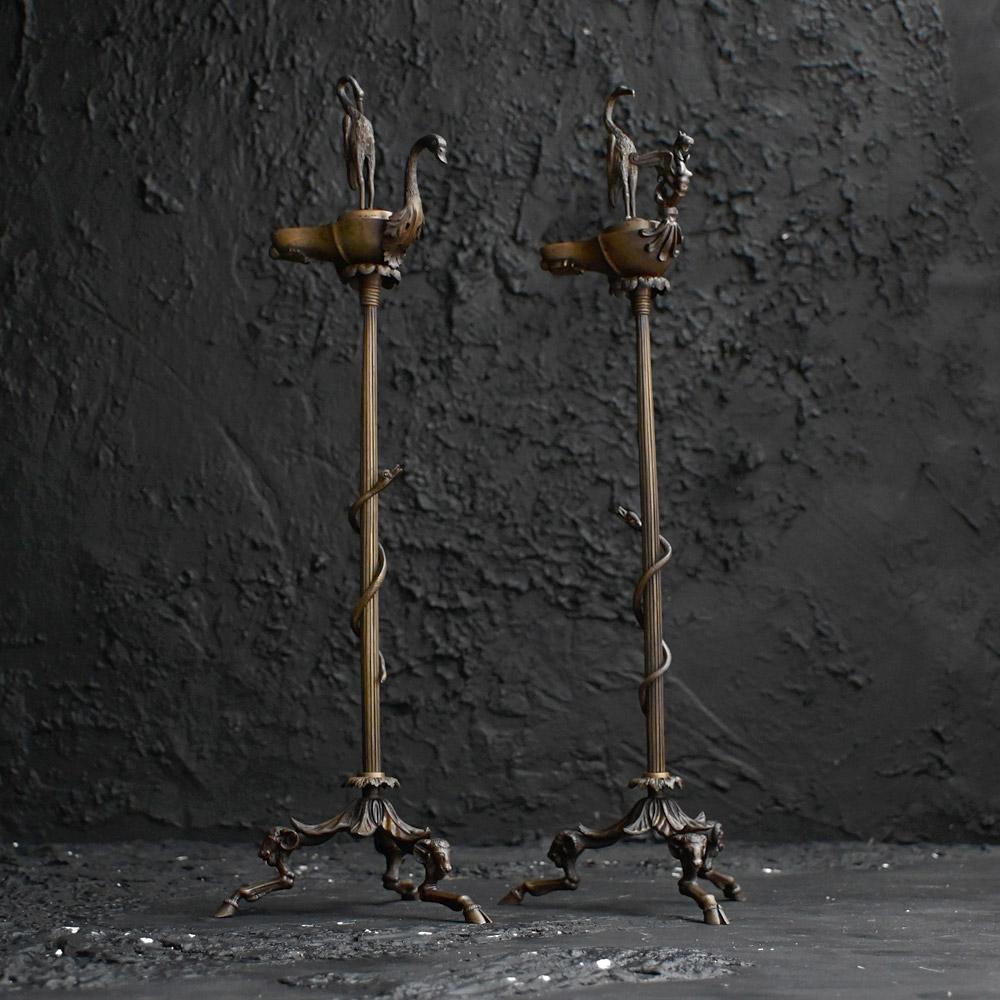 Paire de lampes à huile grand tour en bronze du 19e siècle, assorties 

Paire de lampes à huile de grand tourisme en bronze du XIXe siècle, très décoratives et assorties. Avec d'étonnants détails réalisés à la main, comme illustré. En état intact 