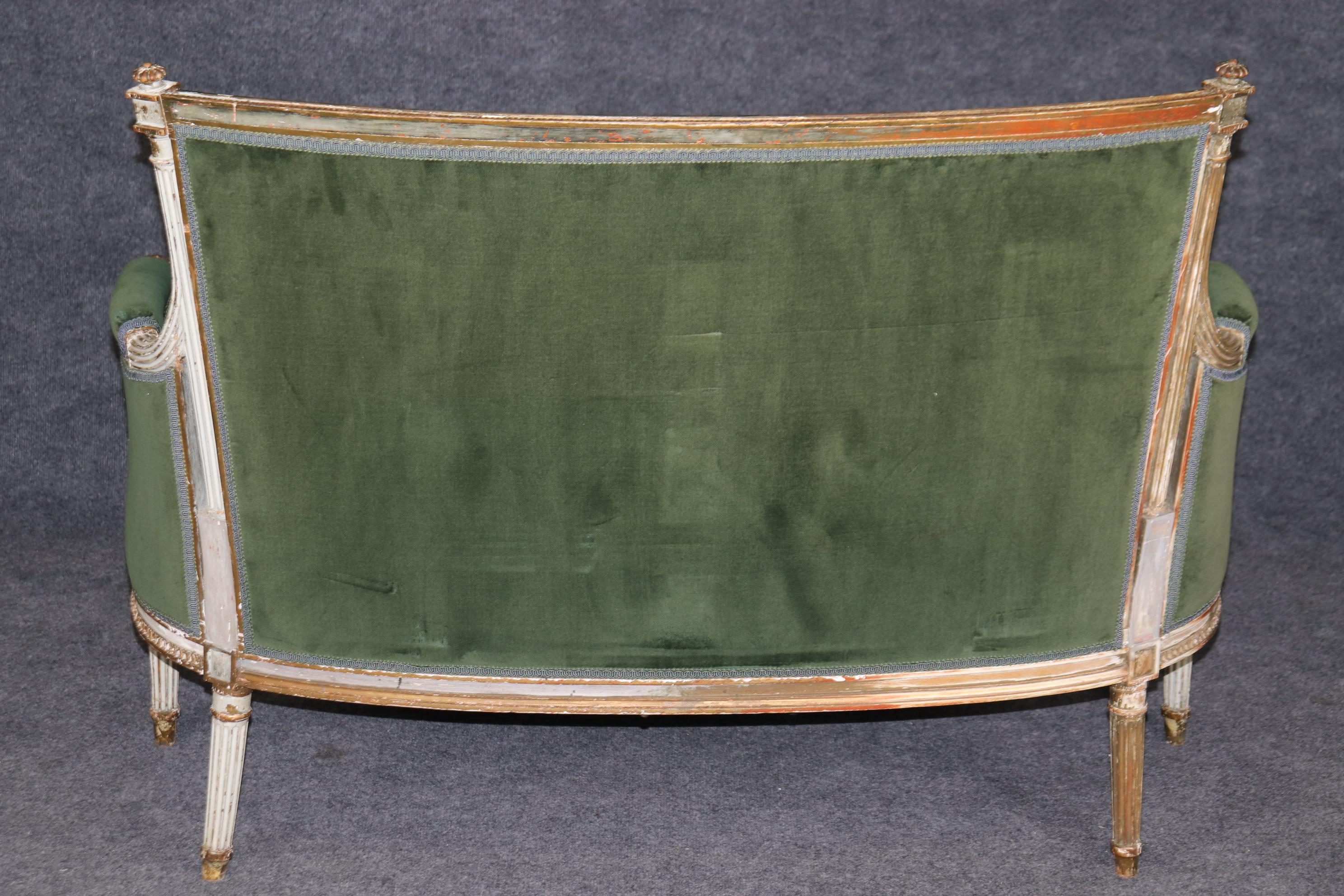 Fin du XIXe siècle Rare paire de canapés assortis de style Louis XVI français du 19ème siècle peints en mauvais état en vente