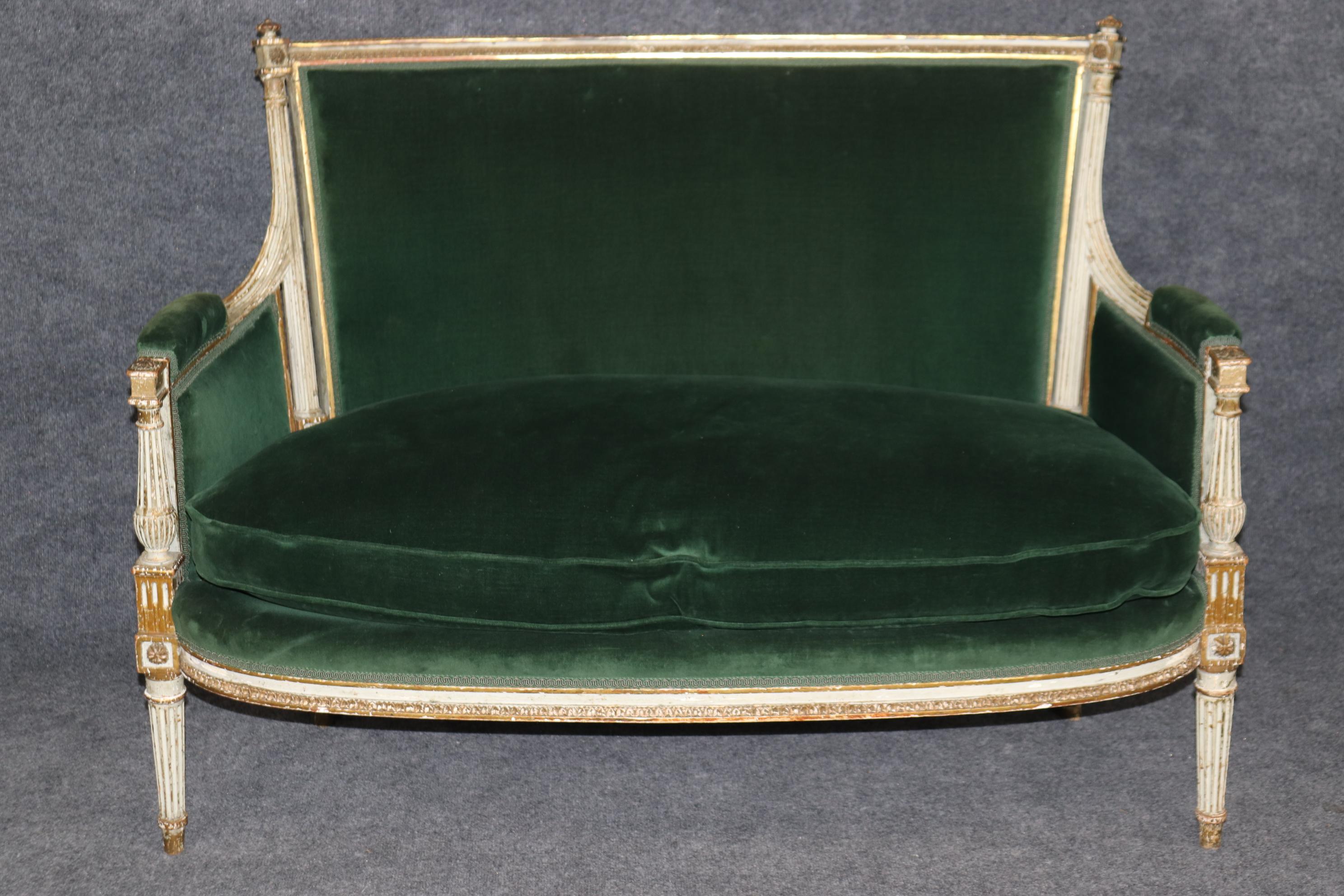 Velours Rare paire de canapés assortis de style Louis XVI français du 19ème siècle peints en mauvais état en vente