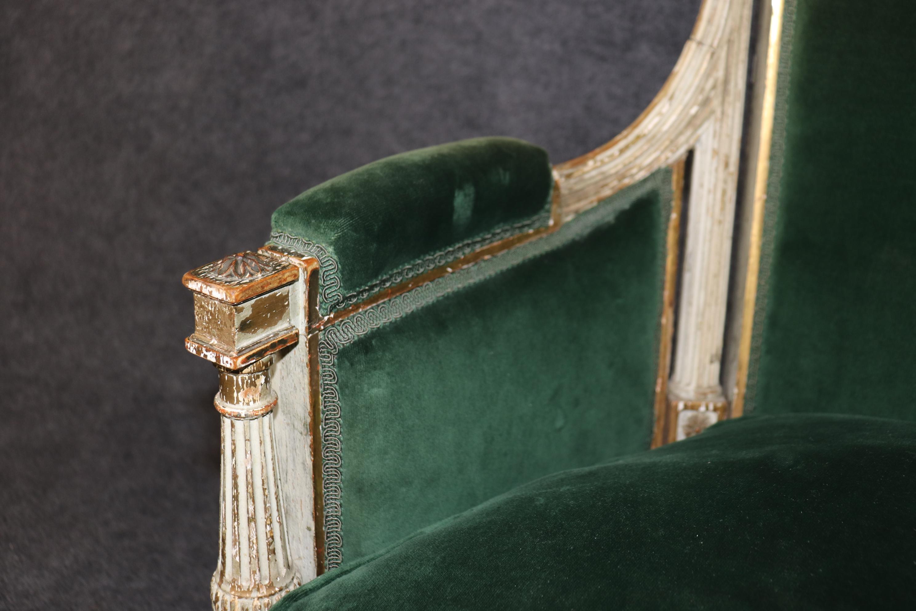 Rare paire de canapés assortis de style Louis XVI français du 19ème siècle peints en mauvais état en vente 2