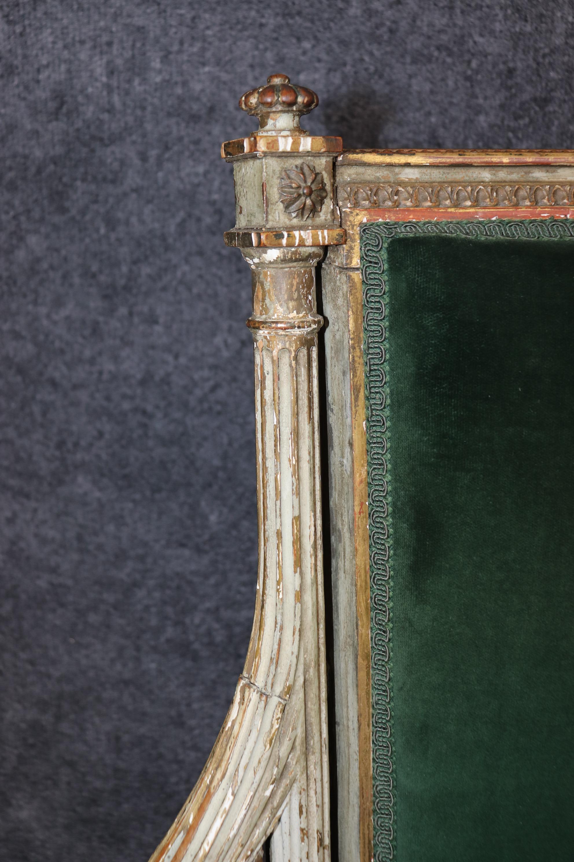 Rare paire de canapés assortis de style Louis XVI français du 19ème siècle peints en mauvais état en vente 3