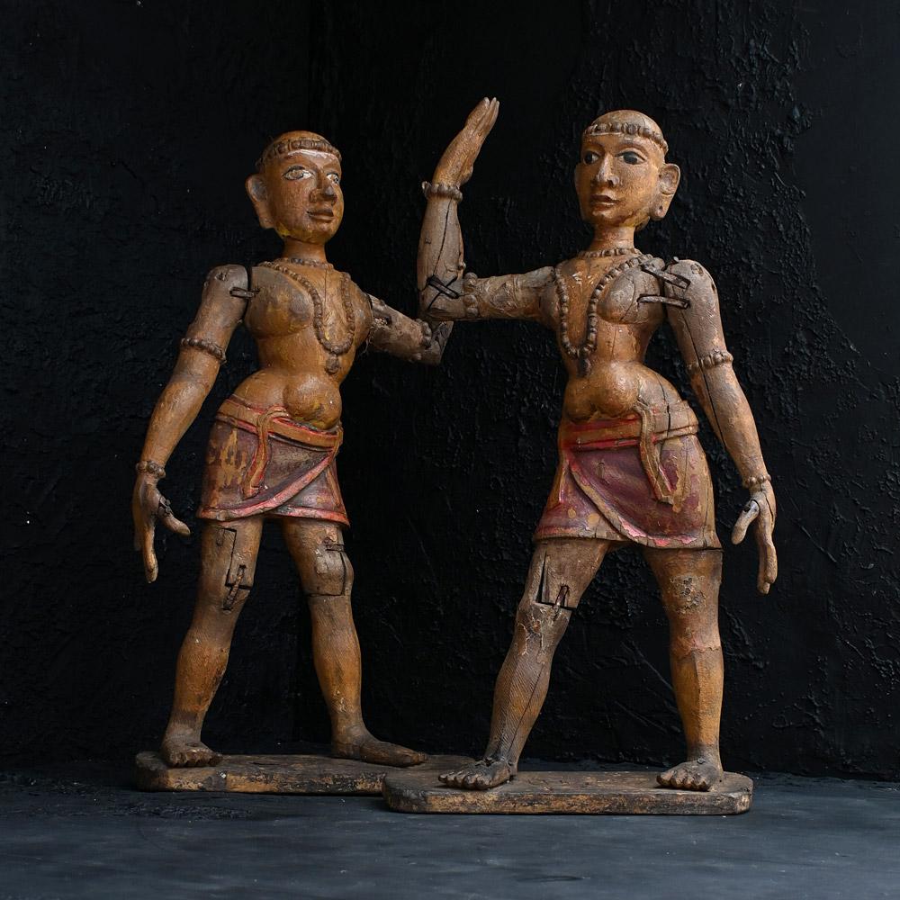 Passendes Paar handgeschnitzter indischer Tempelprozessionsfiguren aus dem 19. 

Dieses passende Paar indischer Tempelprozessionsfiguren wird auf den späteren Teil des 19. Jahrhunderts datiert und steht auf seinen originalen, gestempelten Sockeln,