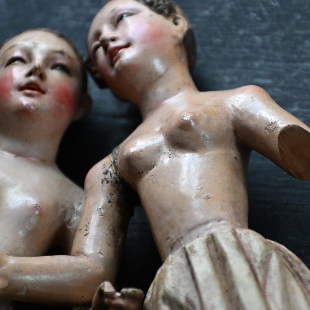 Paire de figurines angéliques en pin sculpté à la main du 19e siècle   en vente 4