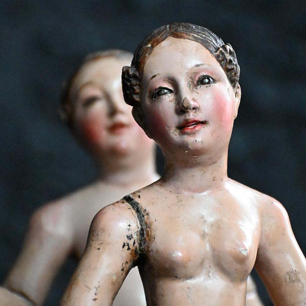 Paire de figurines angéliques en pin sculpté à la main du 19e siècle  

Charmante paire assortie de figures angéliques en pin sculpté à la main datant du milieu du XIXe siècle. Avec des yeux en verre insérés, montés sur des présentoirs sur mesure.