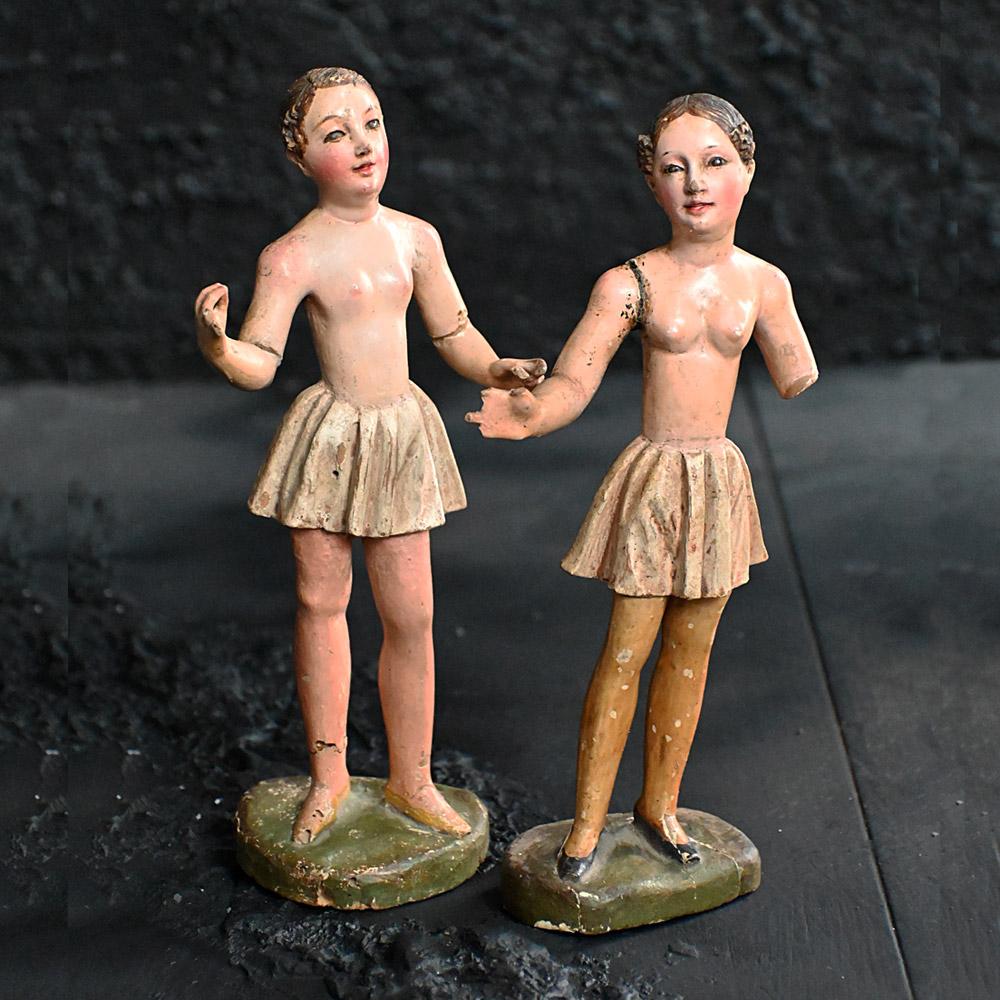 Édouardien Paire de figurines angéliques en pin sculpté à la main du 19e siècle   en vente