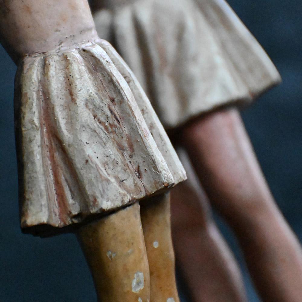 Inconnu Paire de figurines angéliques en pin sculpté à la main du 19e siècle   en vente