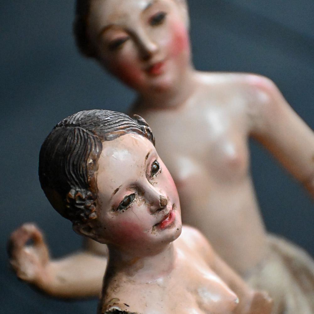 Sculpté à la main Paire de figurines angéliques en pin sculpté à la main du 19e siècle   en vente