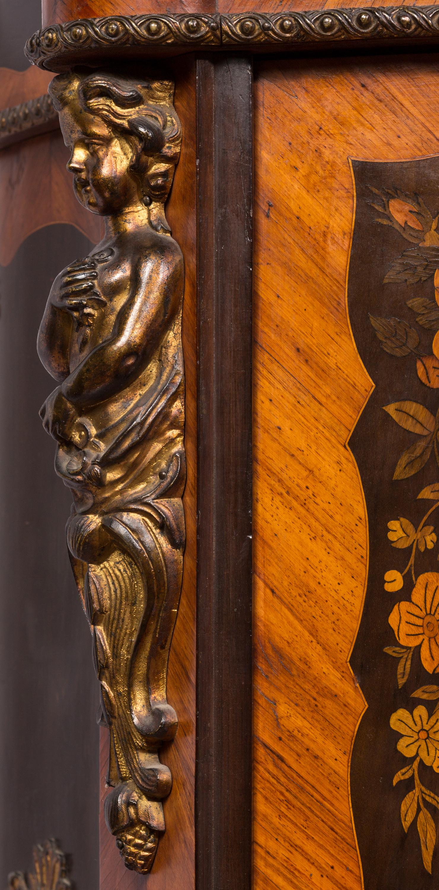 Paar französische Beistellschränke im Louis-XVI.-Stil des 19. Jahrhunderts mit floraler Intarsienarbeit (Bronze) im Angebot