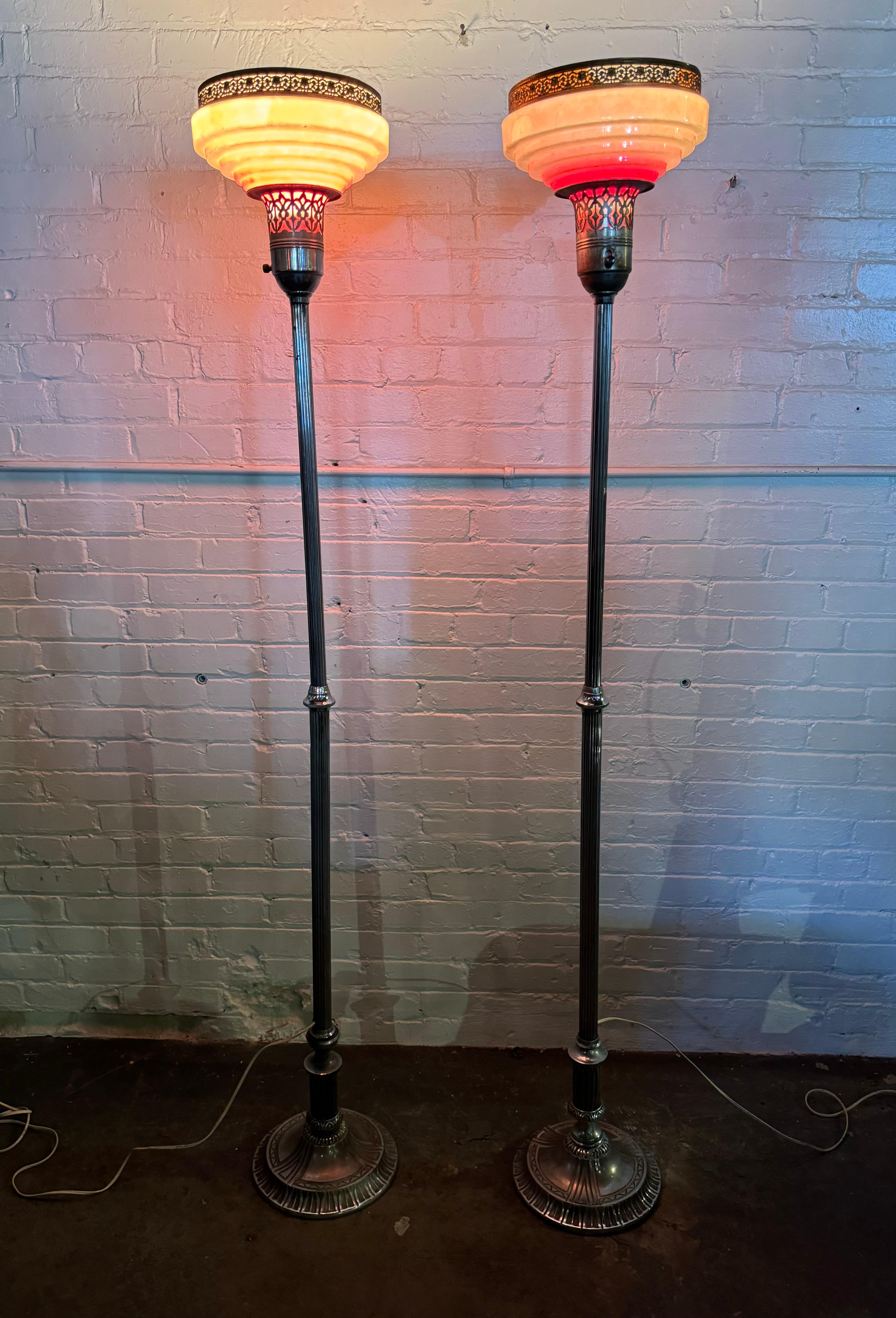 Paire assortie de lampes torchères réglables Art dECO en verre et aluminium en vente 3