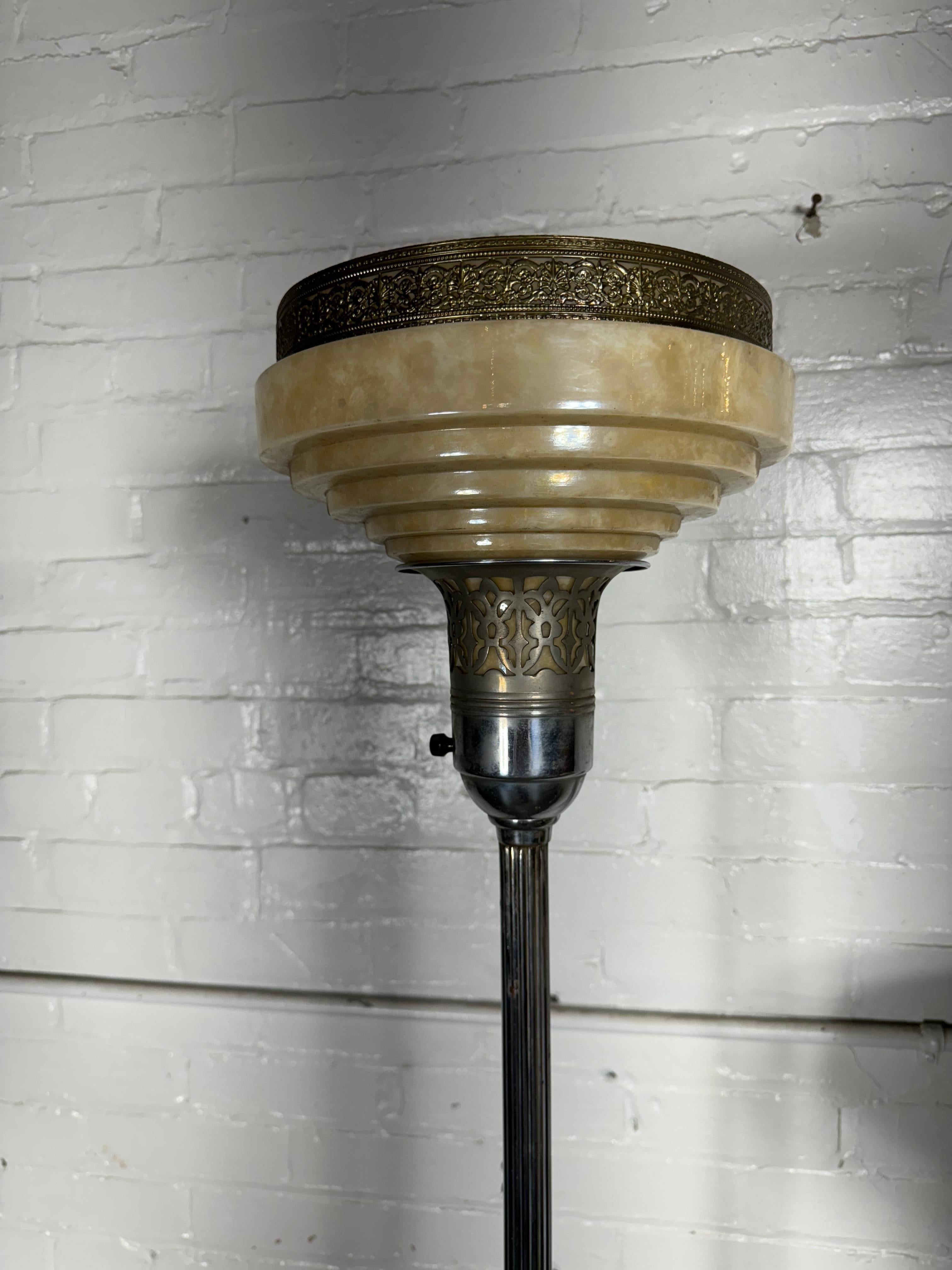 Art déco Paire assortie de lampes torchères réglables Art dECO en verre et aluminium en vente