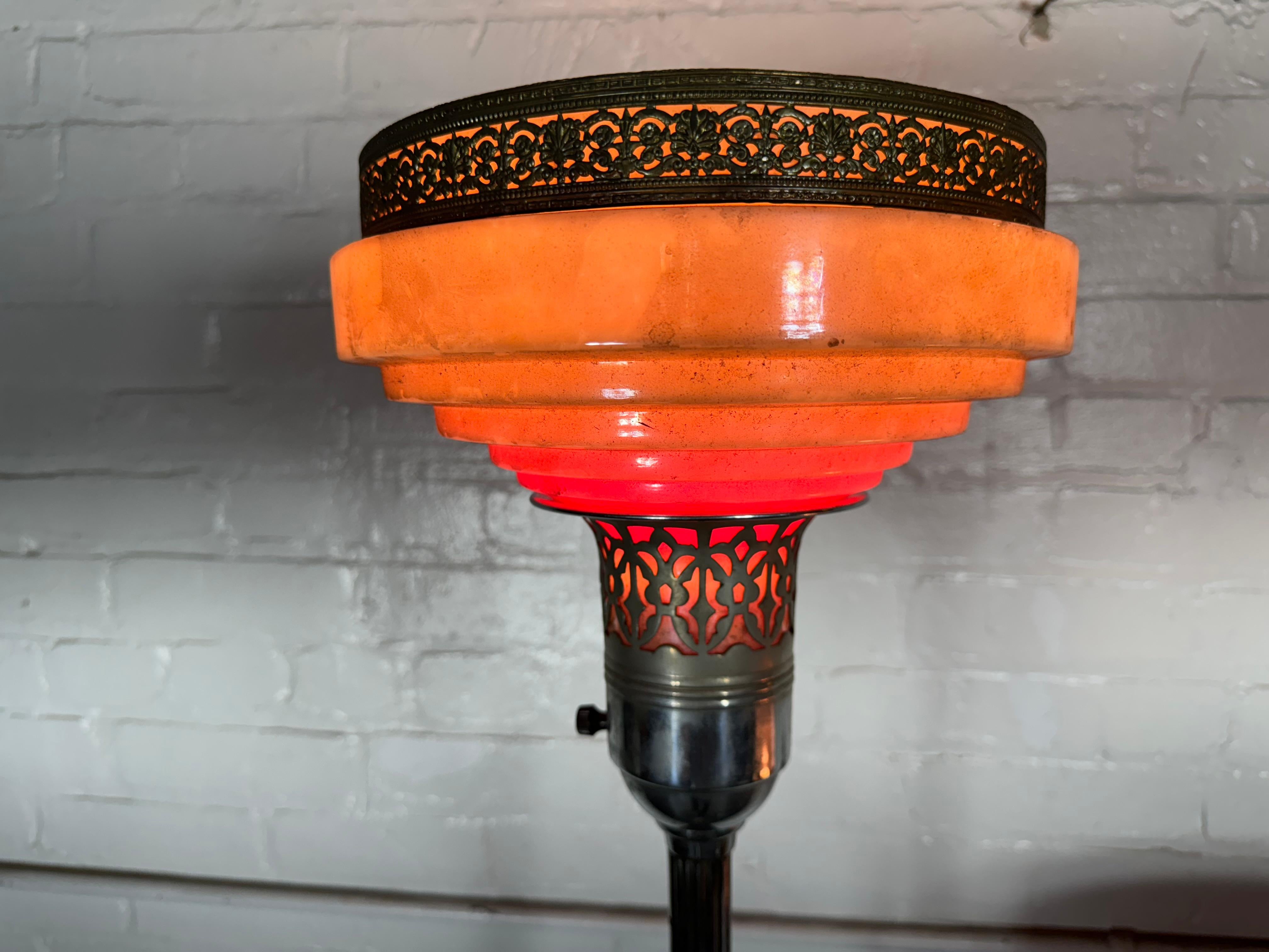 Américain Paire assortie de lampes torchères réglables Art dECO en verre et aluminium en vente