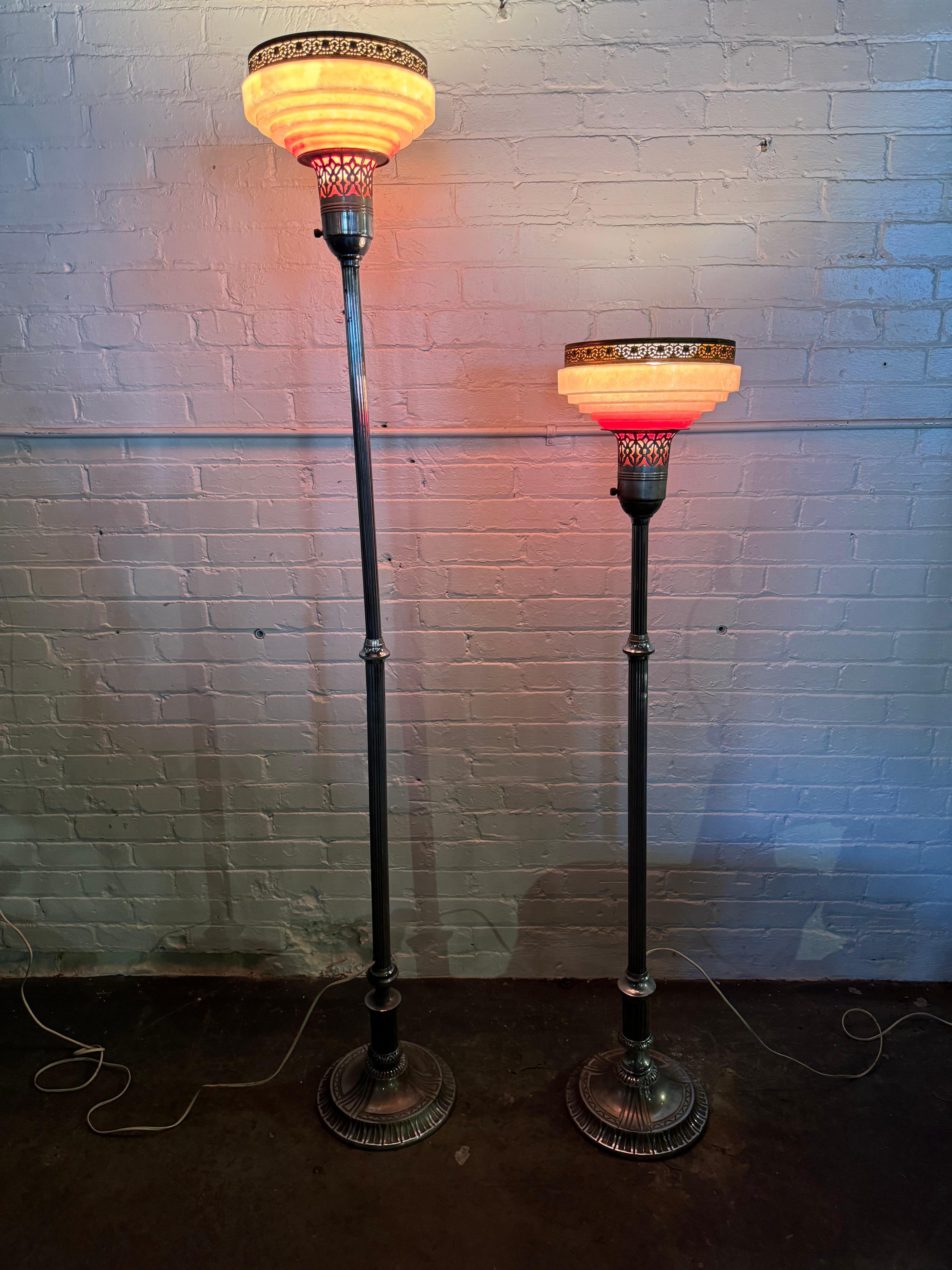 Aluminium Paire assortie de lampes torchères réglables Art dECO en verre et aluminium en vente