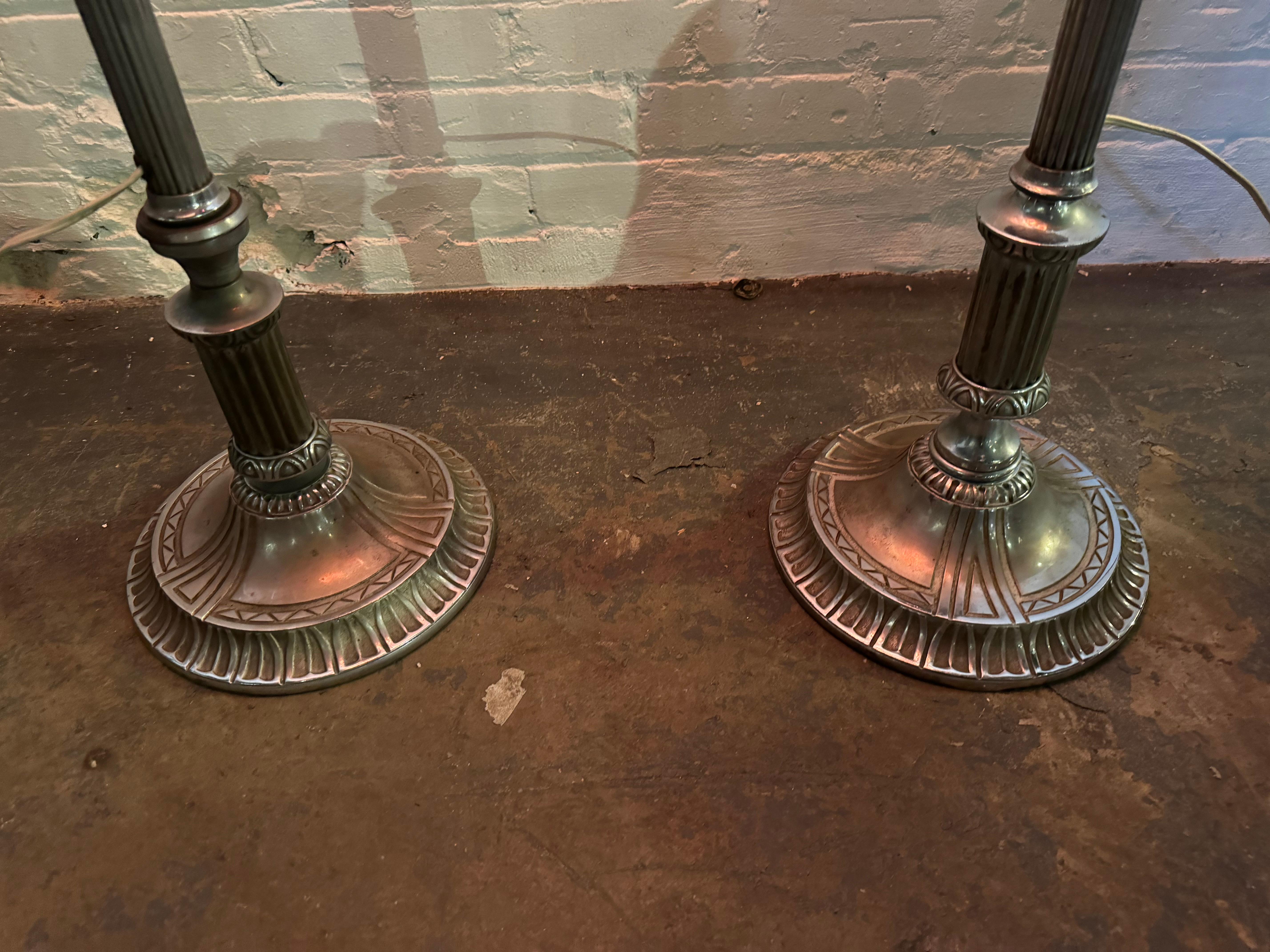 Paire assortie de lampes torchères réglables Art dECO en verre et aluminium en vente 1