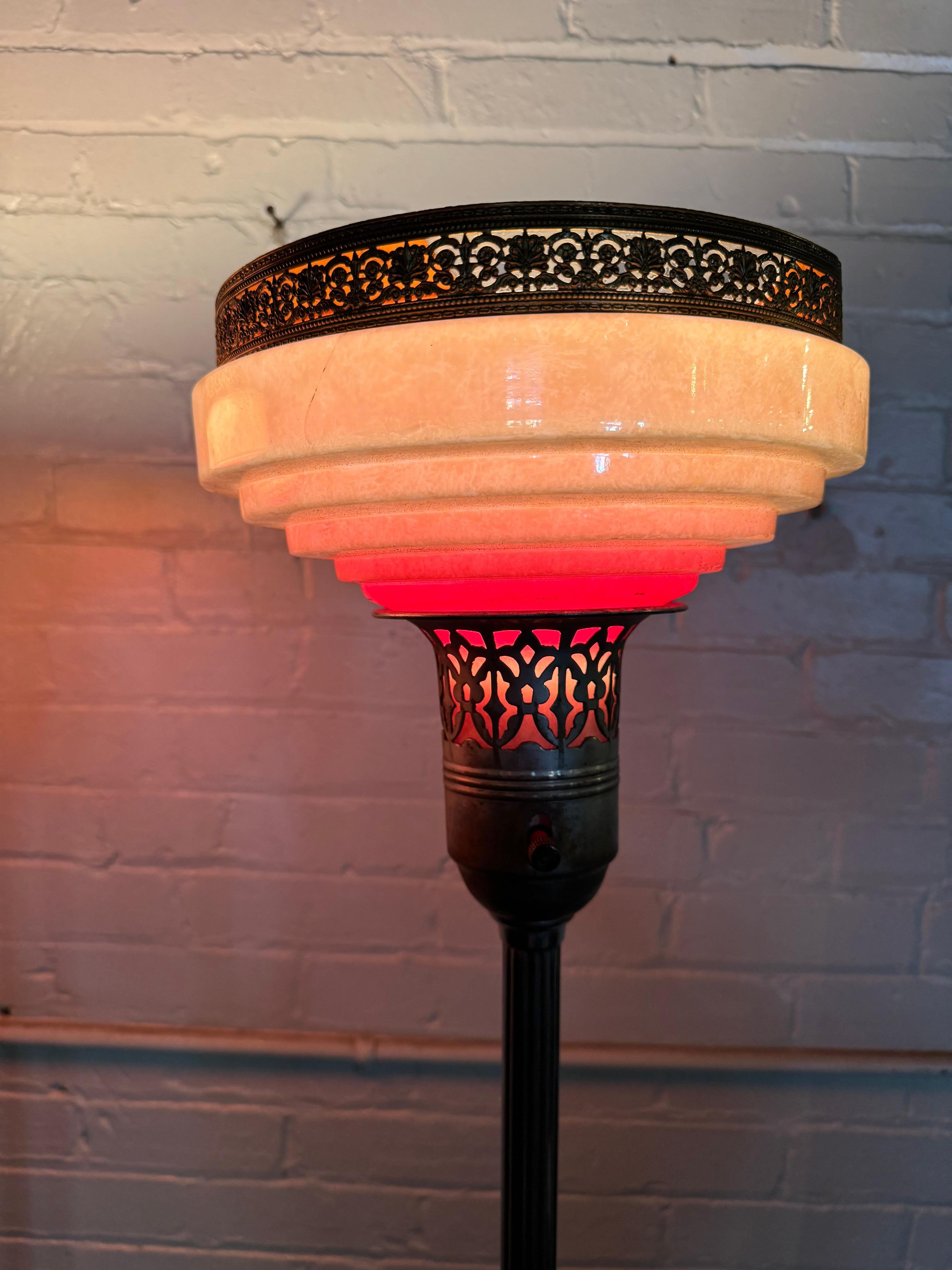 Paire assortie de lampes torchères réglables Art dECO en verre et aluminium en vente 2