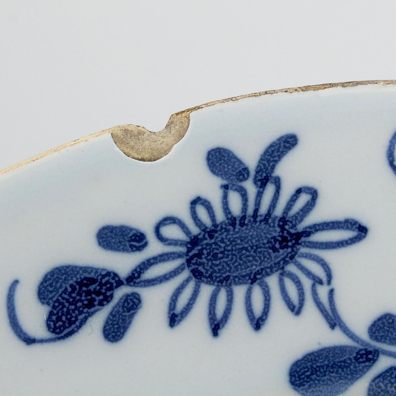 Paire d'assiettes anglaises anciennes du 18ème siècle en faïence de Delft avec pivoines en vente 3