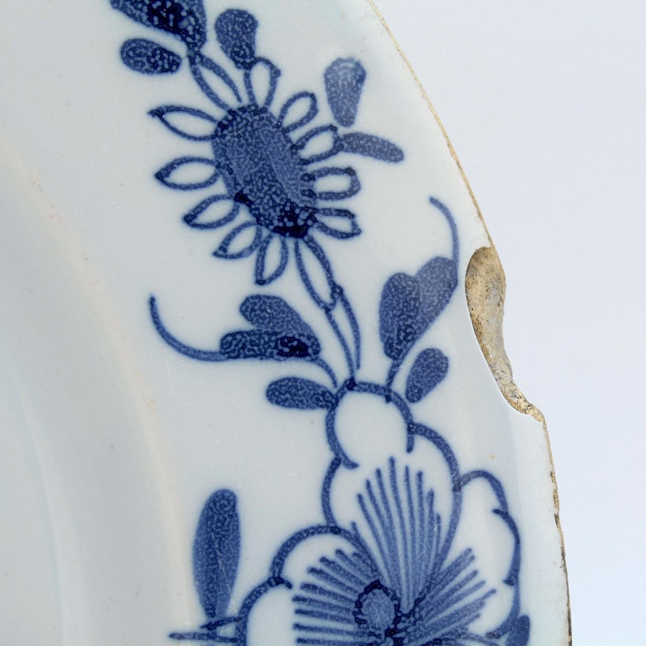 Paire d'assiettes anglaises anciennes du 18ème siècle en faïence de Delft avec pivoines en vente 4