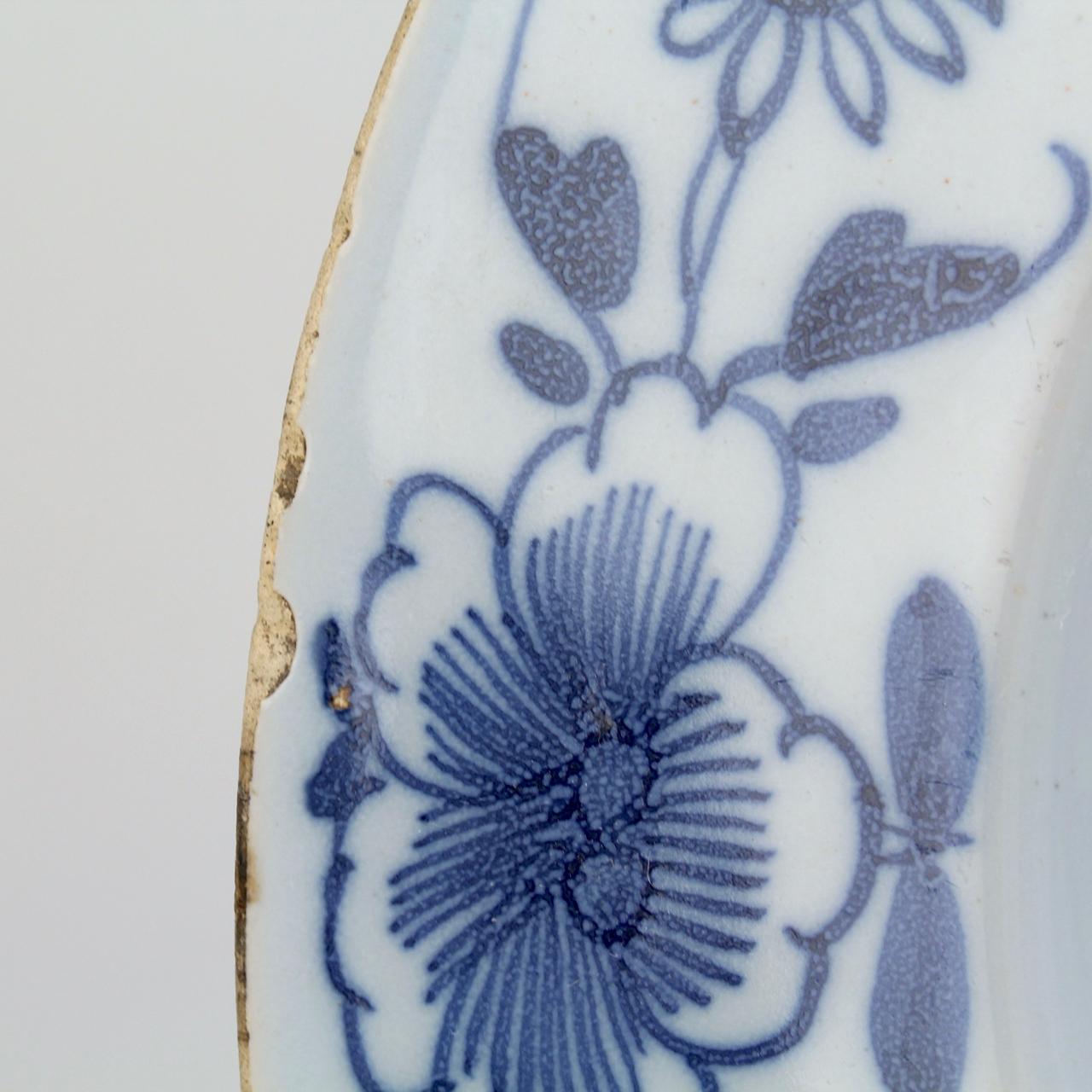 Paire d'assiettes anglaises anciennes du 18ème siècle en faïence de Delft avec pivoines en vente 5