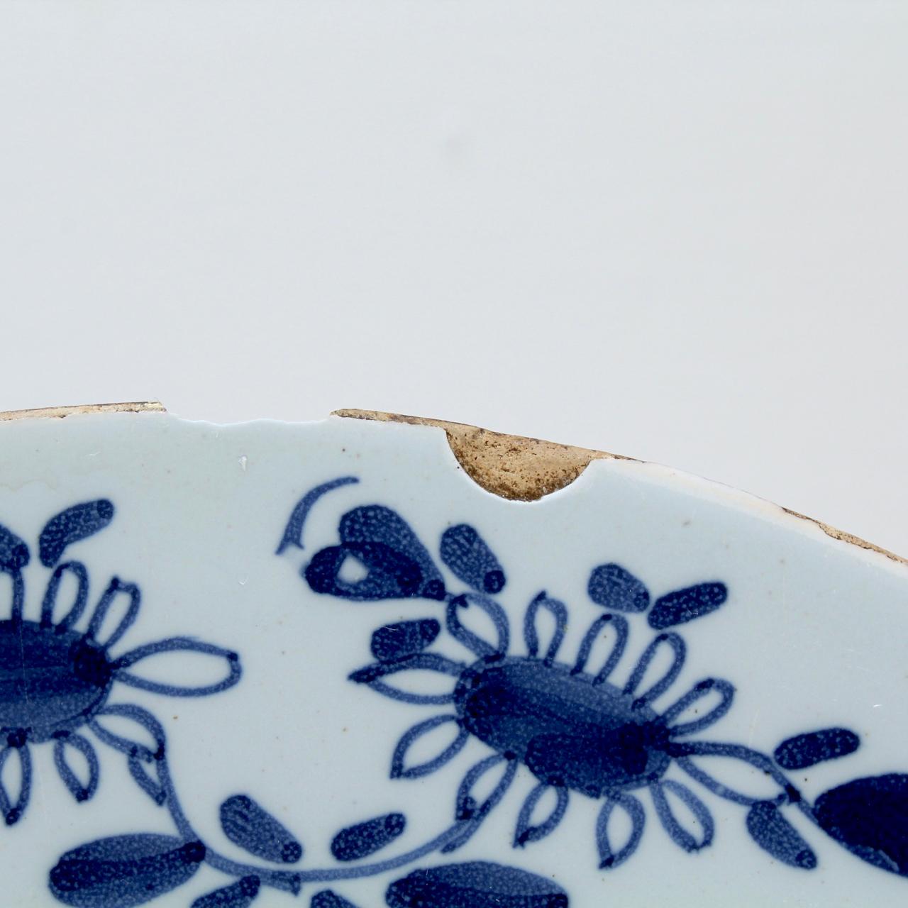 Paire d'assiettes anglaises anciennes du 18ème siècle en faïence de Delft avec pivoines en vente 6