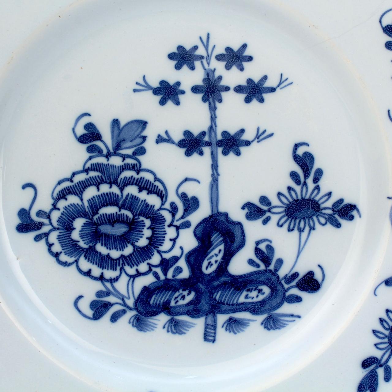 Paire d'assiettes anglaises de Delft

Les deux assiettes sont décorées de chinoiseries avec des rochers, des fleurs et des bambous. 

Probablement de Bristol, en Angleterre. 

Tout simplement une magnifique paire d'assiettes de Delft anglaises à