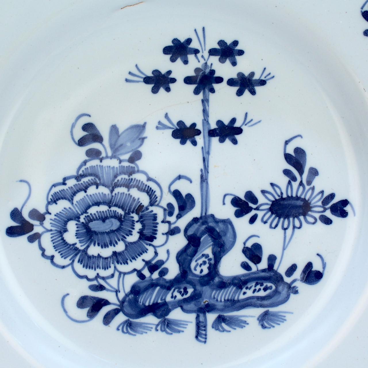 Baroque Paire d'assiettes anglaises anciennes du 18ème siècle en faïence de Delft avec pivoines en vente