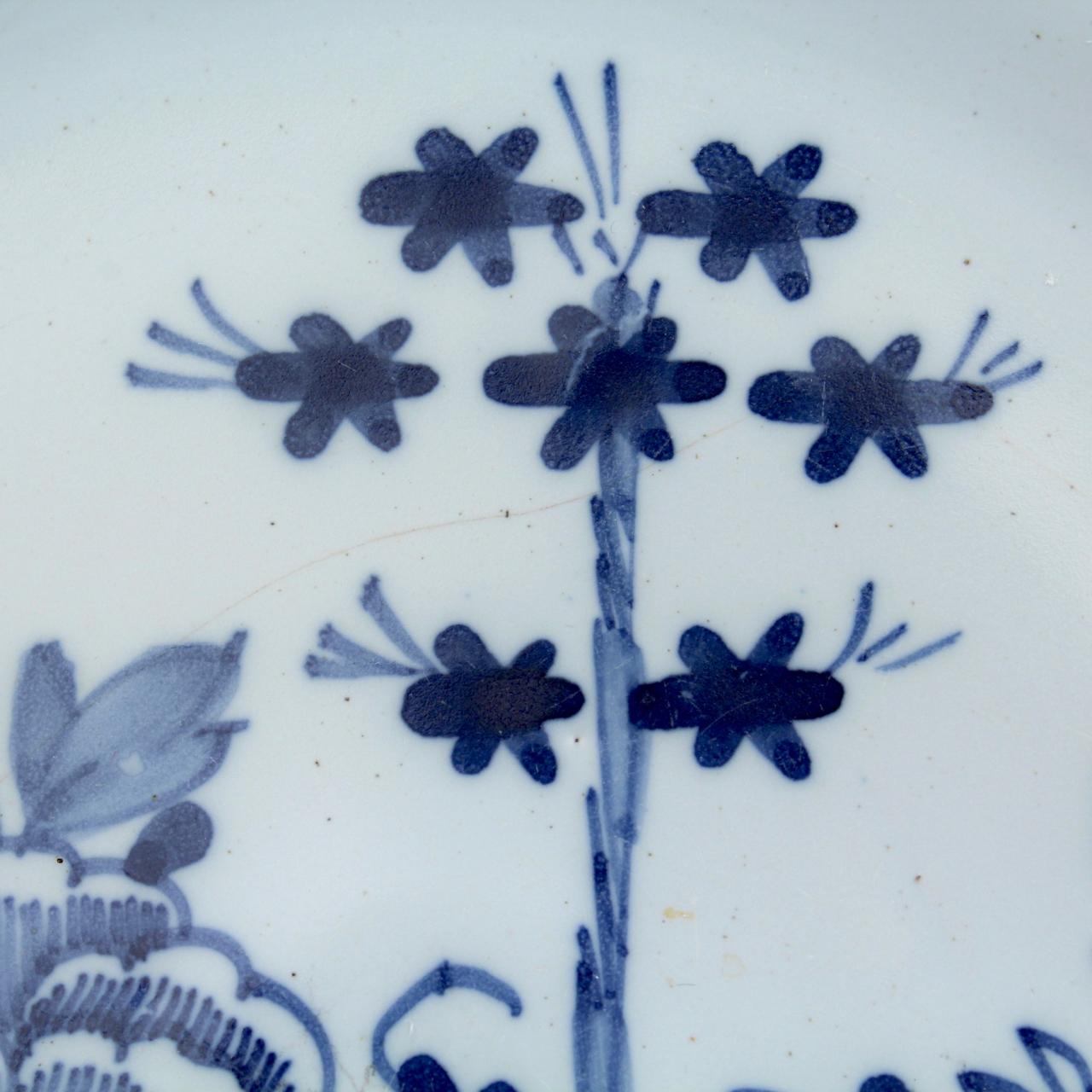 Britannique Paire d'assiettes anglaises anciennes du 18ème siècle en faïence de Delft avec pivoines en vente
