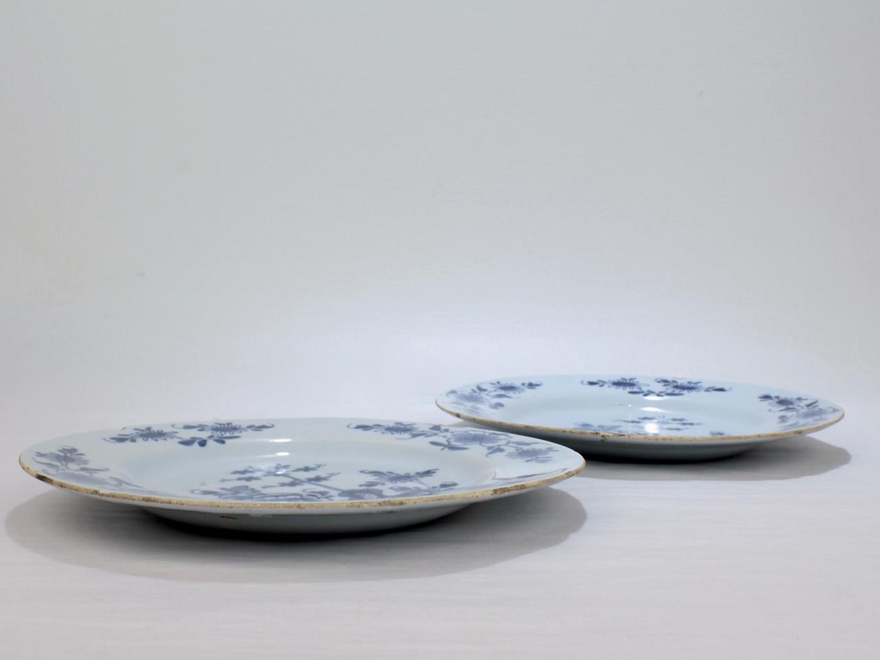 XVIIIe siècle Paire d'assiettes anglaises anciennes du 18ème siècle en faïence de Delft avec pivoines en vente
