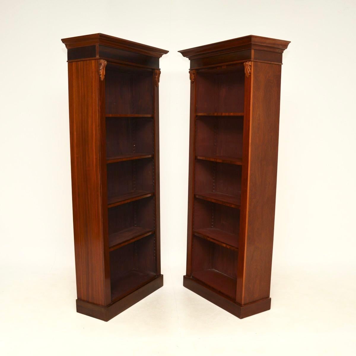 Magnífica pareja de librerías abiertas antiguas de estilo victoriano. Nuestro ebanista los reconstruyó a partir de muebles antiguos de caoba hace unos años y los vendió. El cliente se mudó y nos los volvió a vender.

Están bellamente fabricados y