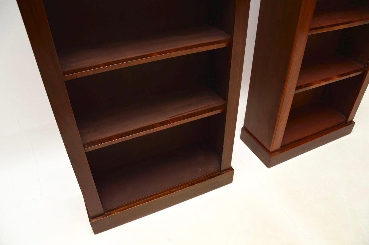 Pareja emparejada de librerías abiertas antiguas de estilo victoriano Madera