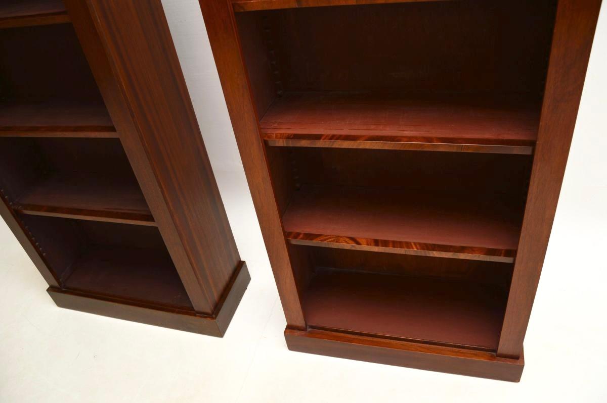 Pareja emparejada de librerías abiertas antiguas de estilo victoriano 1