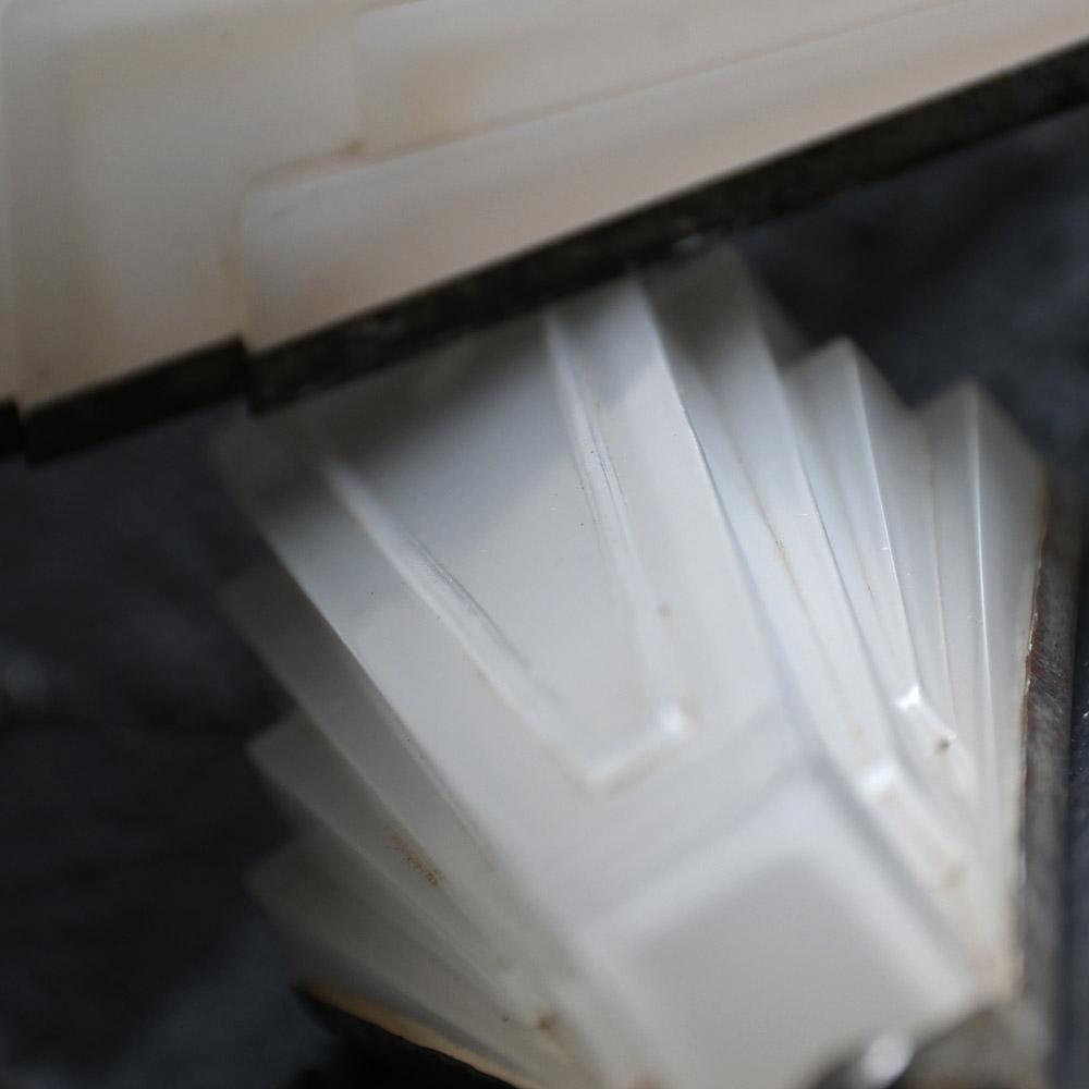 Paire d'appliques de cinéma anglais en verre opalin art déco assorties en vente 4