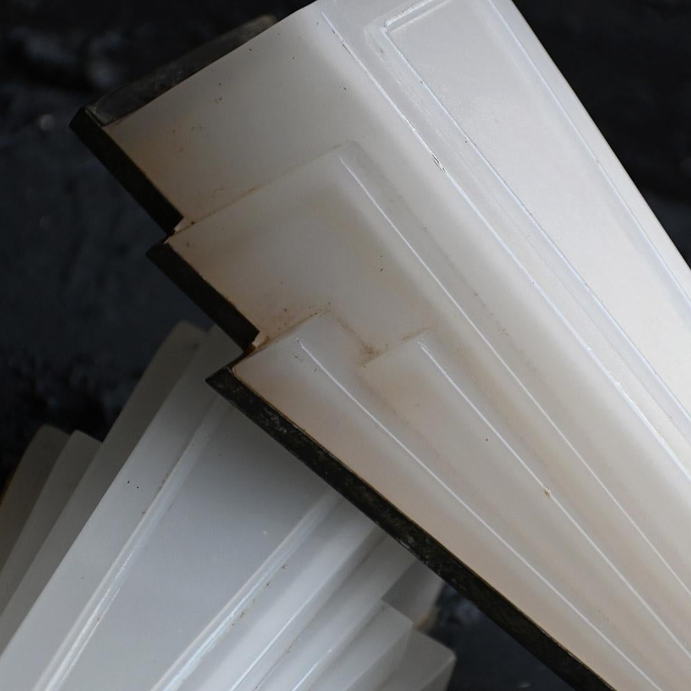 Paire d'appliques de cinéma anglais en verre opalin art déco assorties en vente 5