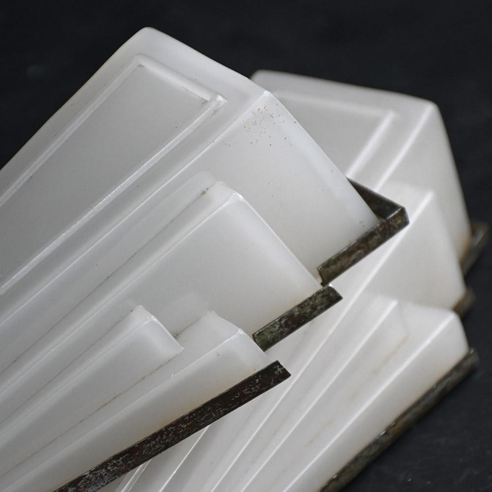 Verre Paire d'appliques de cinéma anglais en verre opalin art déco assorties en vente